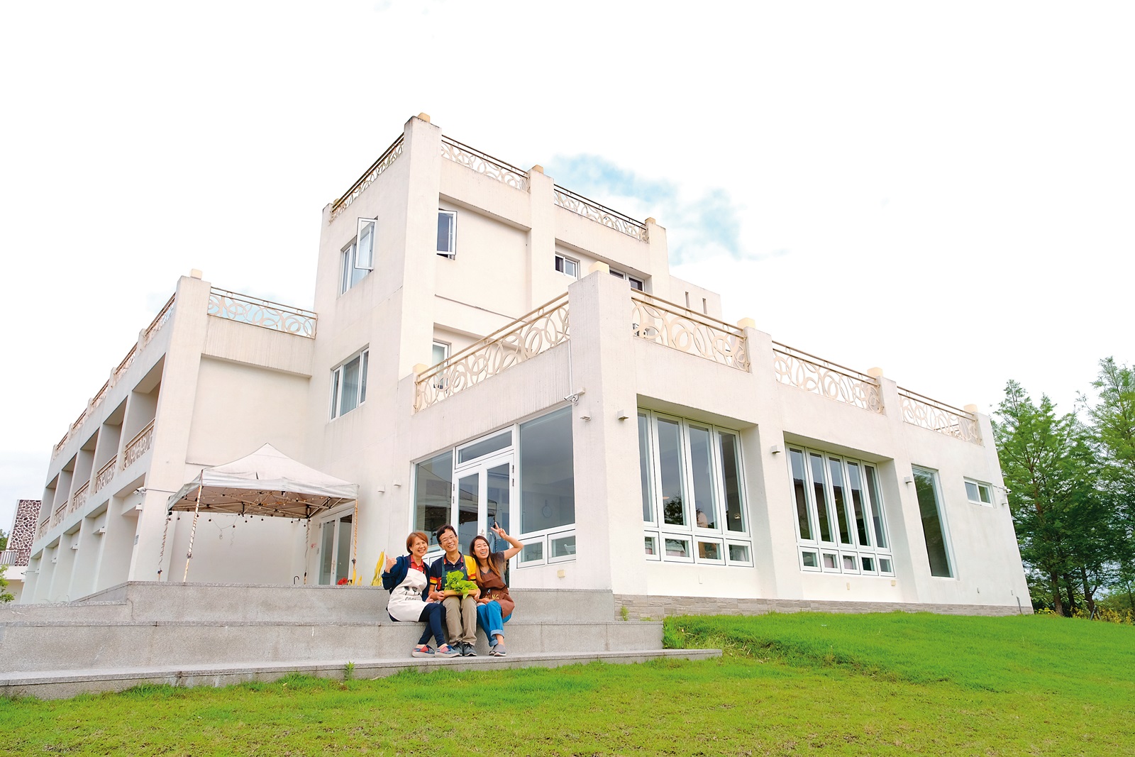 劉明堃（中）帶著家人移居鳳林，展開不一樣的新生活。