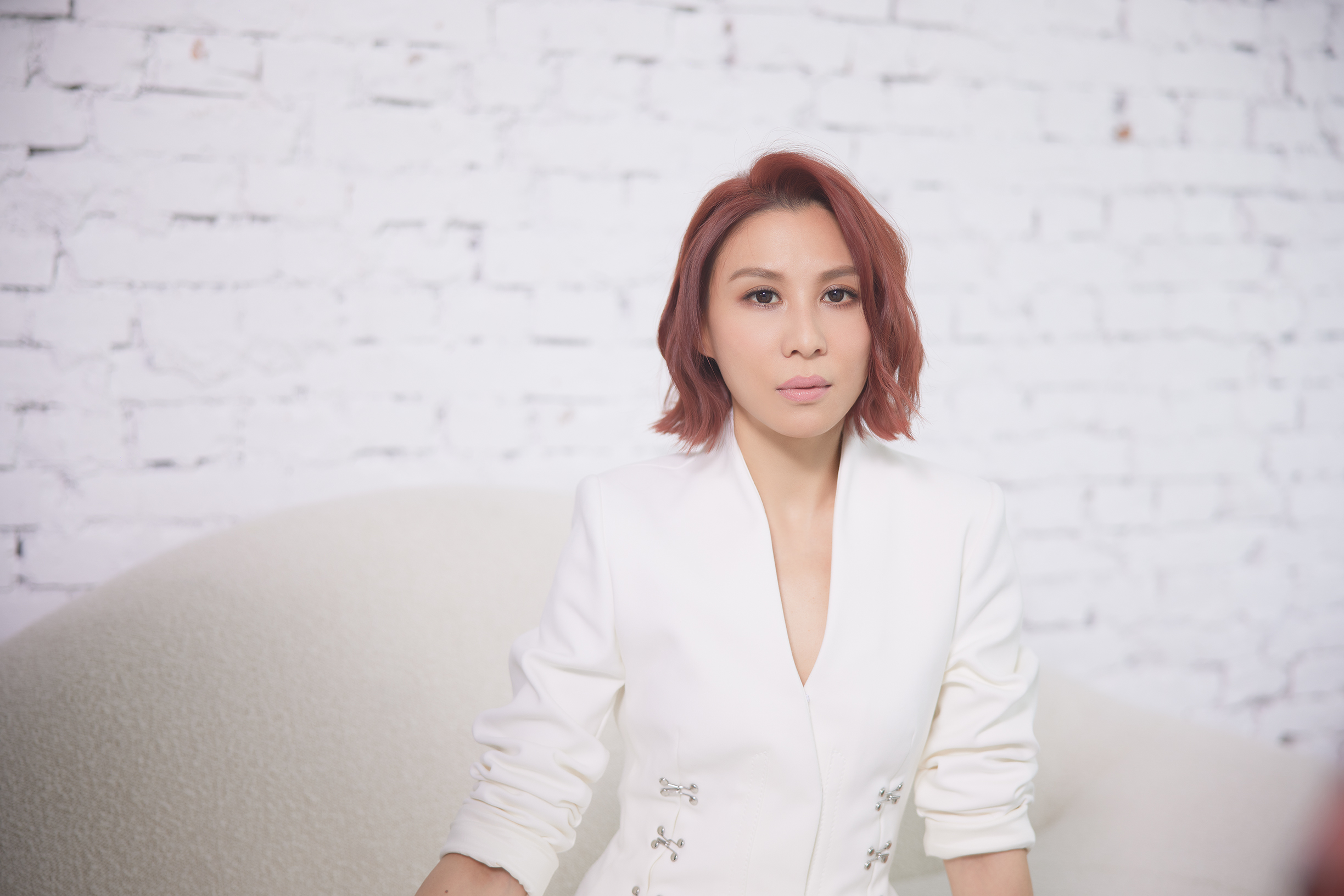 林凡推出首波單曲〈名人錄〉，嘗試輕快、微電音曲風。（華納唱片提供）