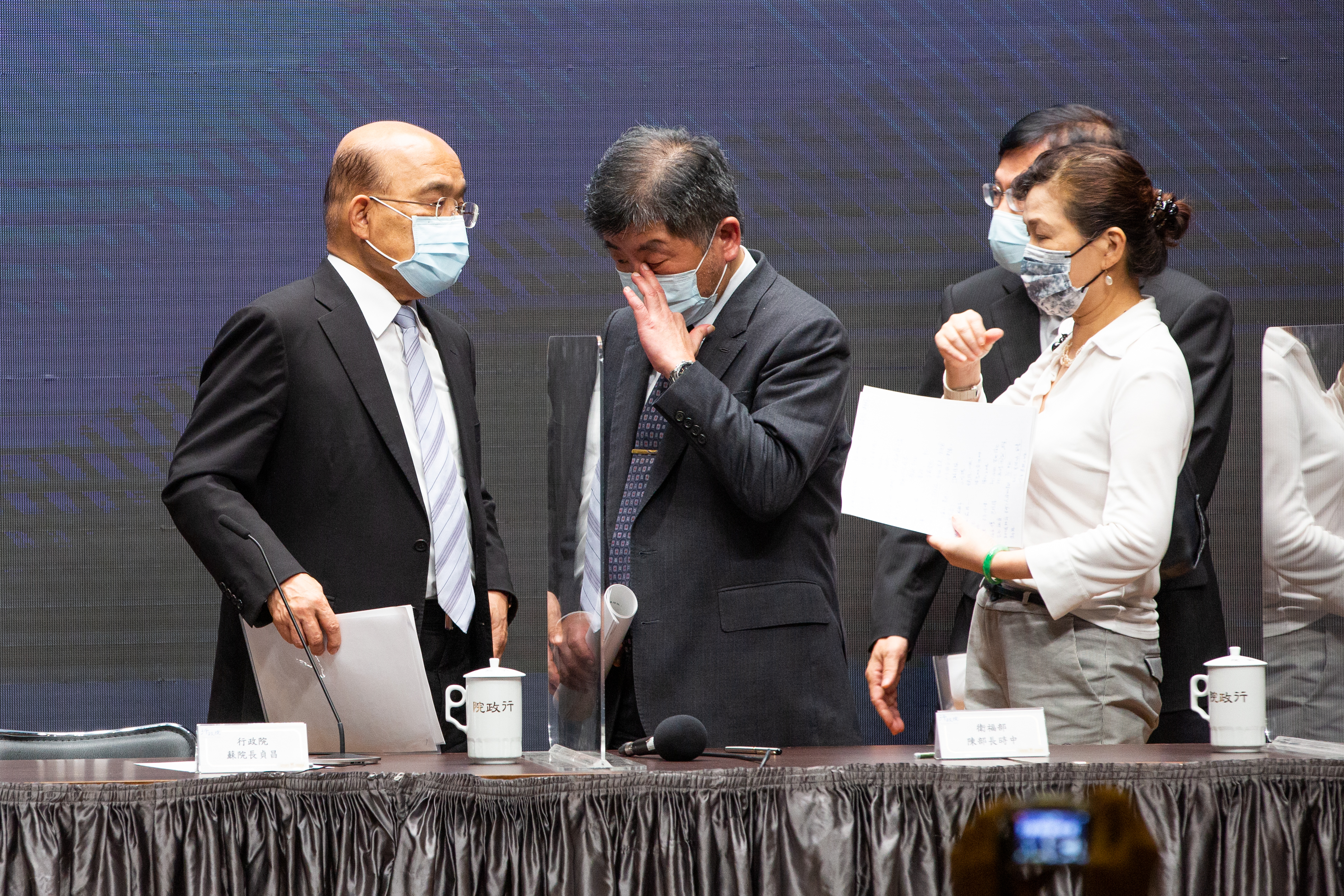 陳時中（中）擔任中央流行疫情指揮官以來2度在鏡頭前落淚；圖為15日召開雙北三級警戒記者會畫面。（本刊資料照）