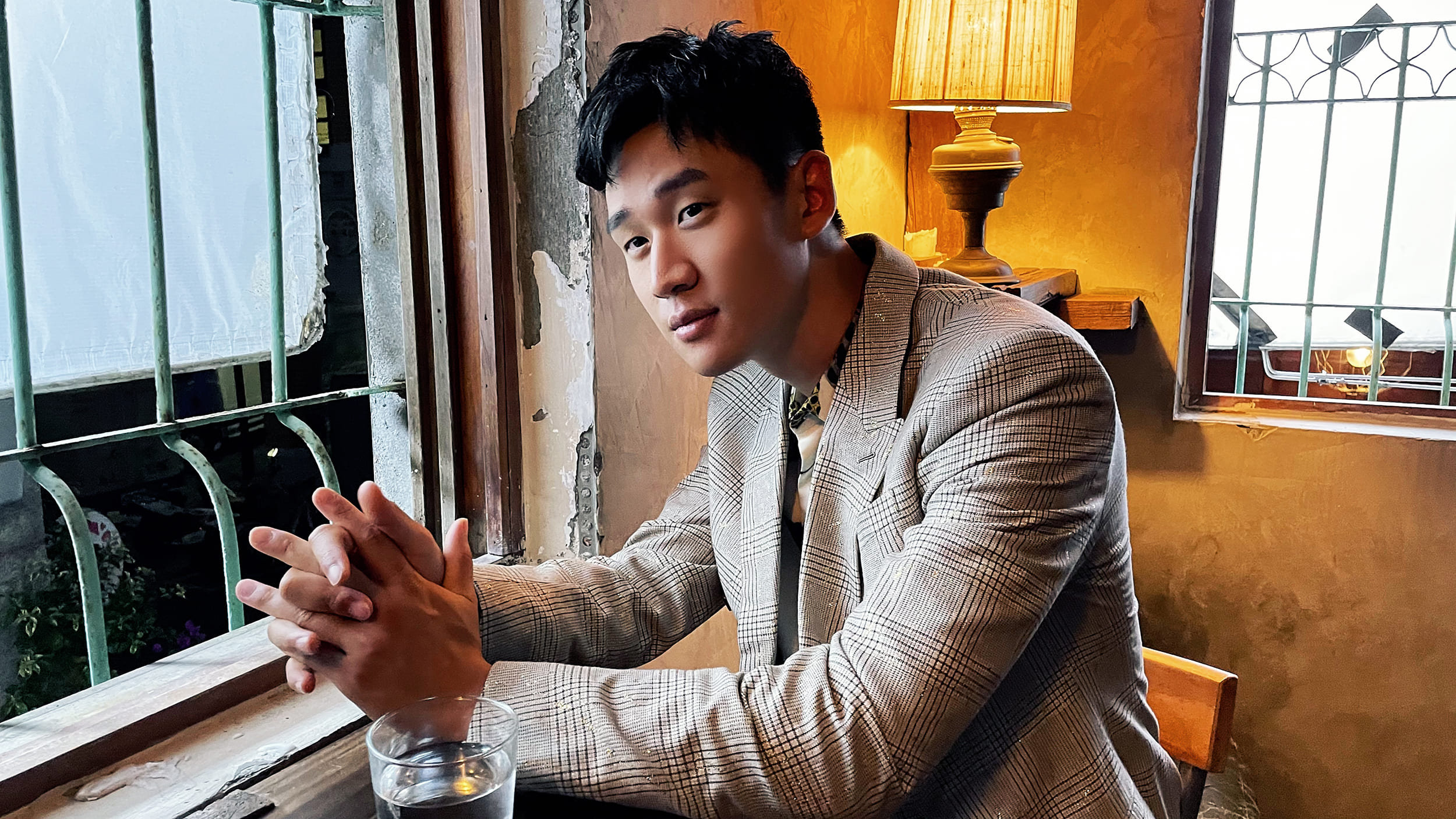 周興哲身穿Berluti金箔西裝出演新歌〈愛我的時候〉MV。（Berluti提供）