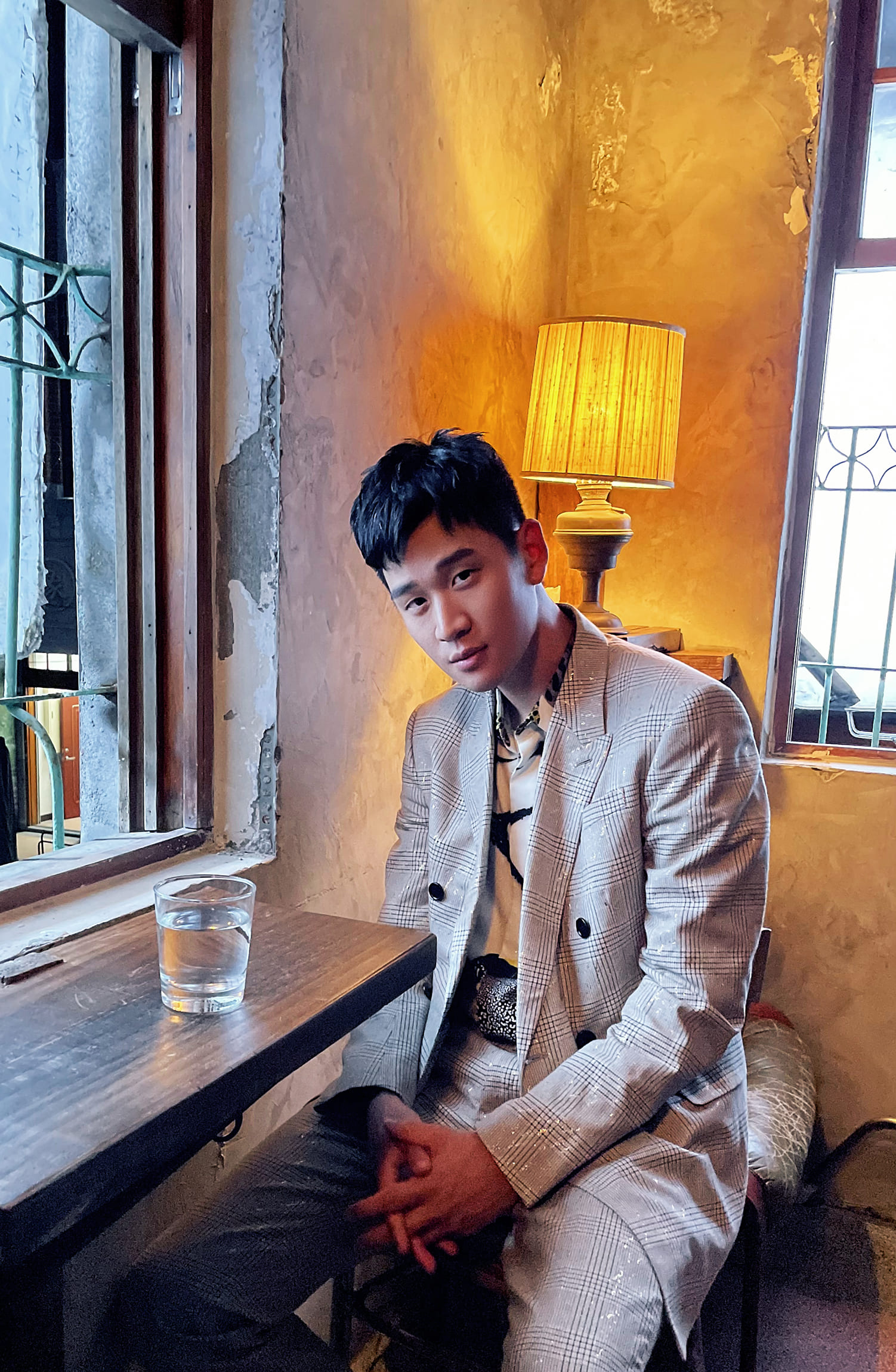 金箔西裝與畫風抽象的印花襯衫與MV的動畫風格很搭。(Berluti提供)