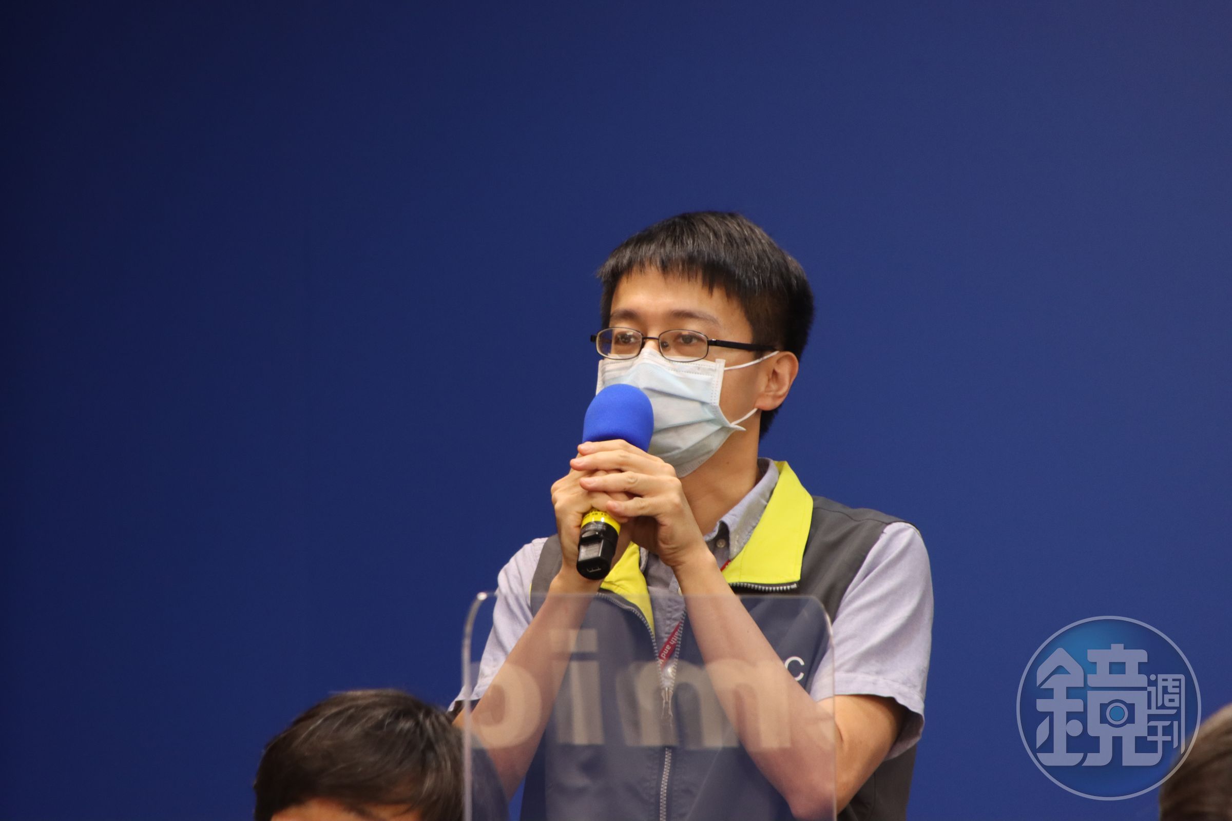 羅一鈞解釋，武漢肺炎疫苗混打只限於第一劑接種後不適者。（指揮中心提供）
