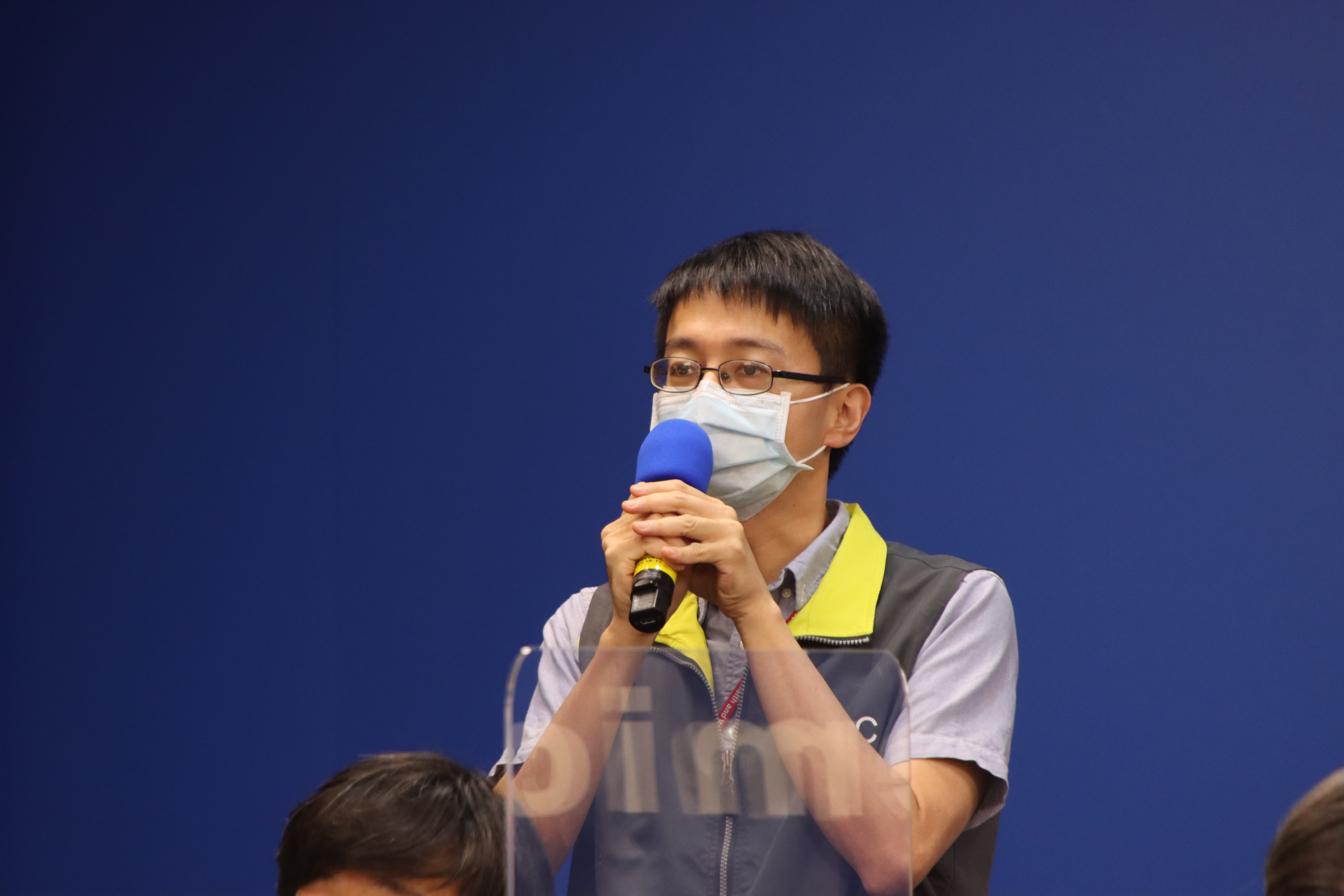 羅一鈞解釋，武漢肺炎疫苗混打只限於第一劑接種後不適者。（指揮中心提供）