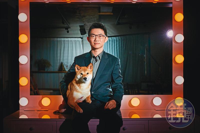 視網膜(本名陳子見)是眼球中央電視台的當家主播,字正腔圓的捲舌音與冷面笑將風格,讓他擁有超高人氣。