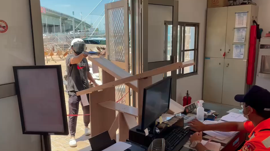 海巡署布中安檢所自製「防疫溜滑梯」，網友大讚有創意。（翻攝自網路）