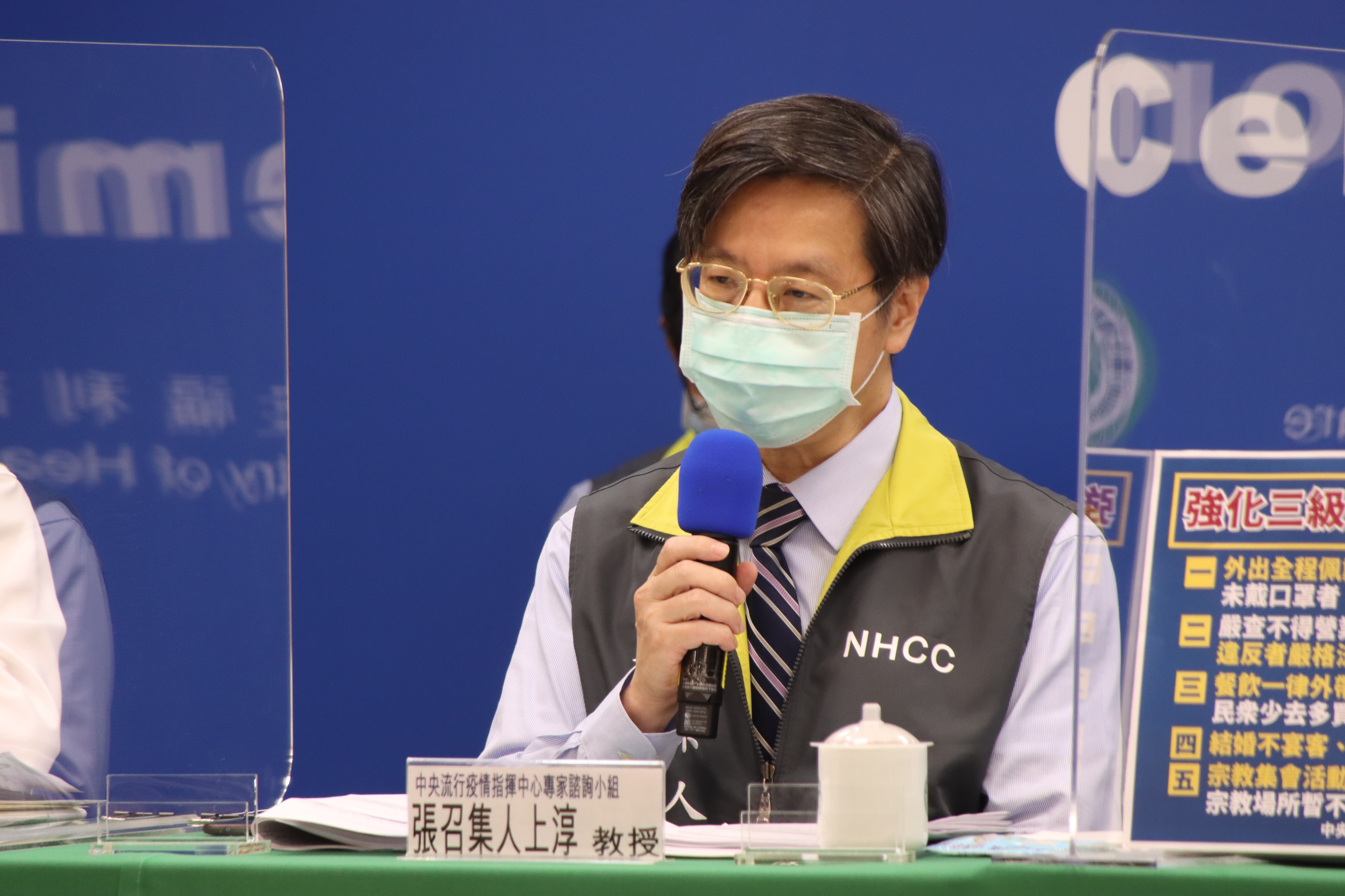 專家諮詢小組召集人張上淳也曝光重症比例，目前嚴重肺炎378人，全國有101人使用呼吸器及2人使用葉克膜。（指揮中心提供）