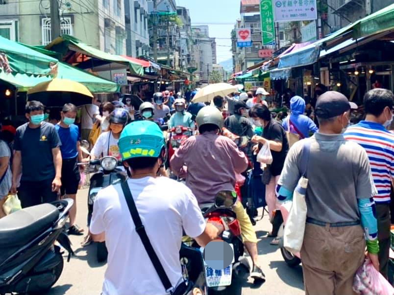 文山區木新市場依舊人潮擁擠。（翻攝自王欣儀臉書）