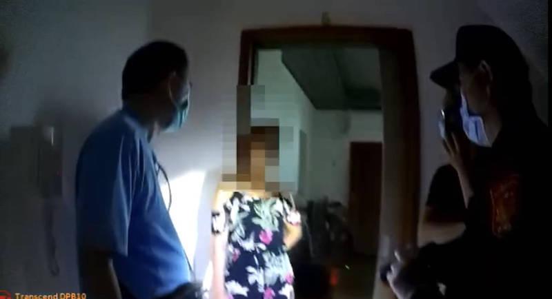 私下營業的越籍越籍按摩女,騙警方說,恩客是男友,來幫她修理冷氣走出房間,表示房間內的是男朋友。(警方提供)