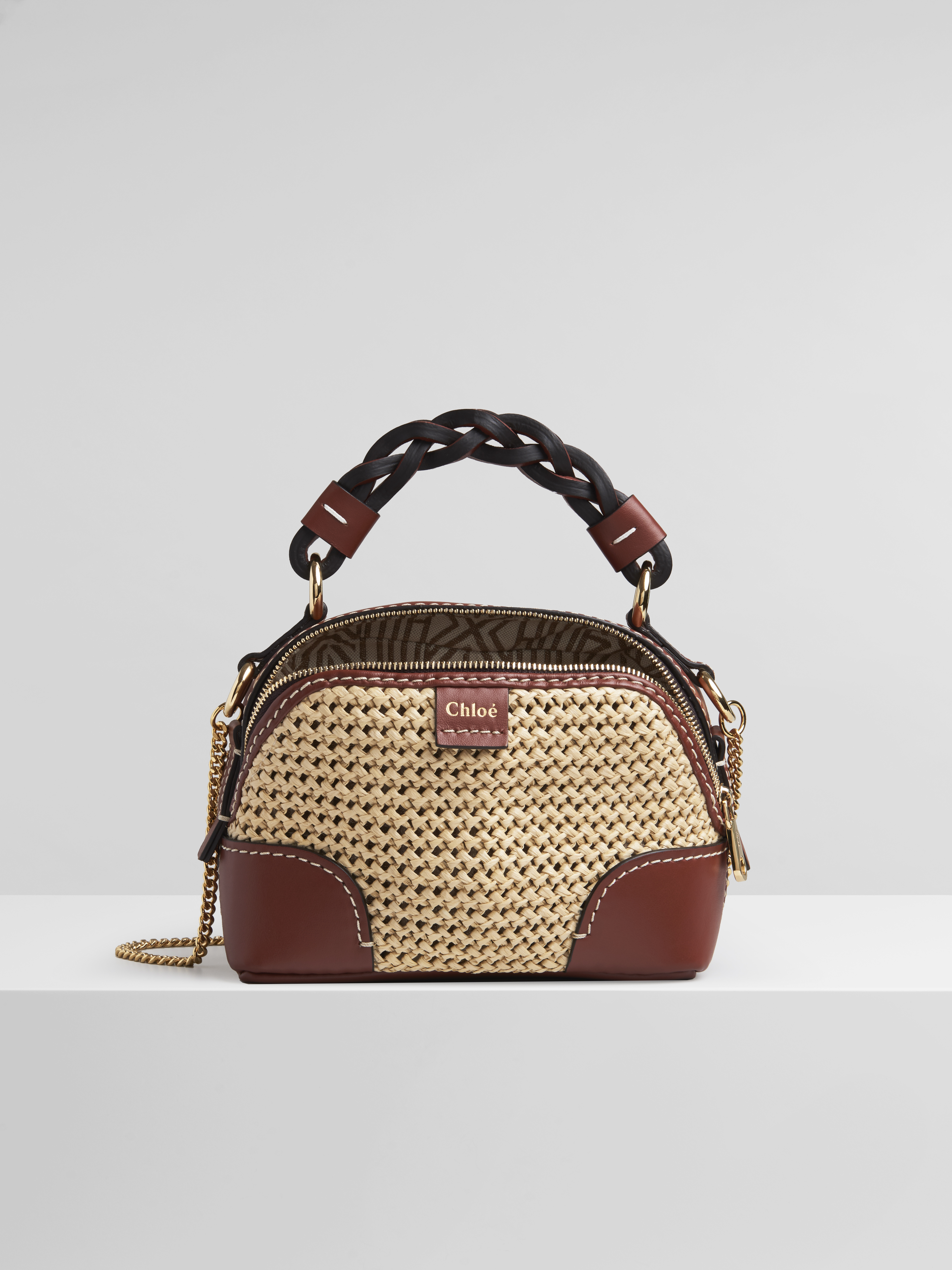 Chloé Daria拉菲草編織迷你肩背提包。NT$50,600（Chloé提供）