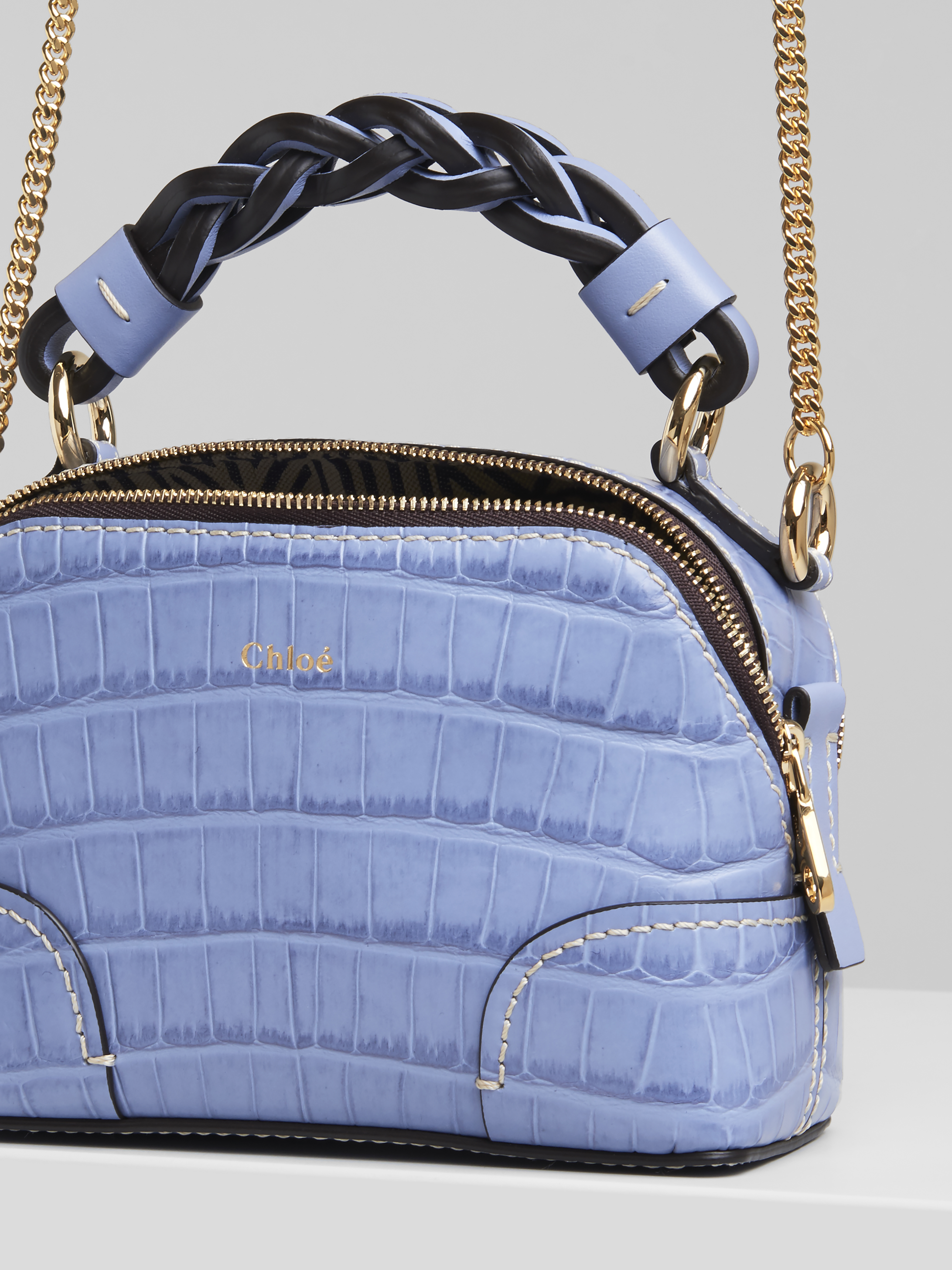 Chloé Daria柔和藍鱷魚壓紋迷你肩背提包。NT$54,800（Chloé提供）