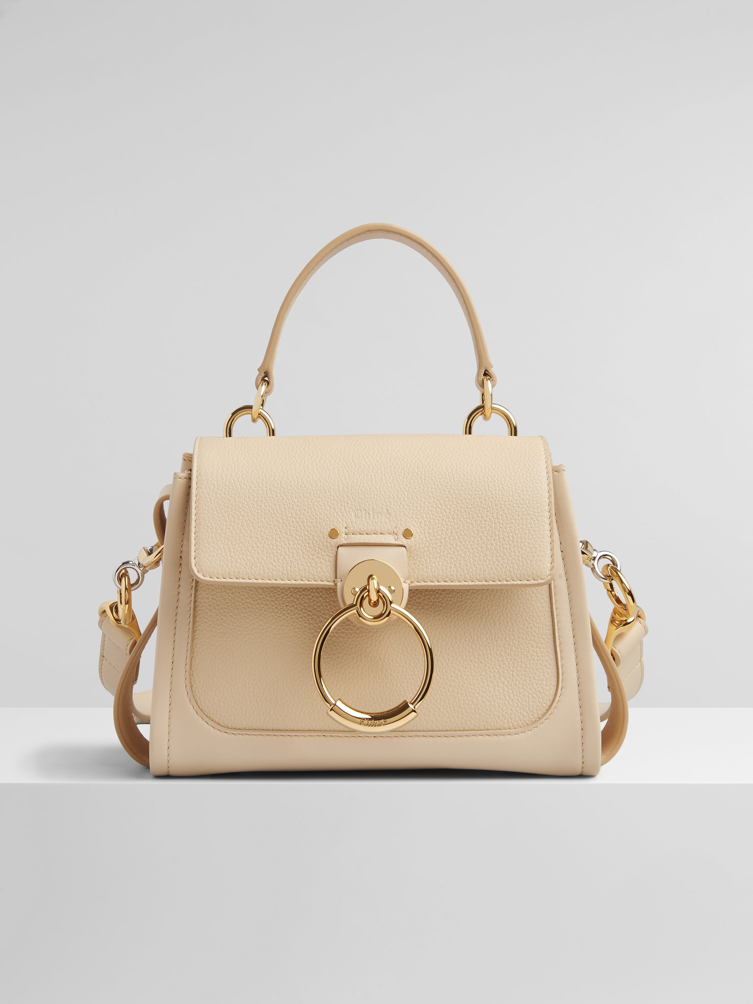 Chloé Tess Day米白色小型肩背提包。NT$56,000（Chloé提供）