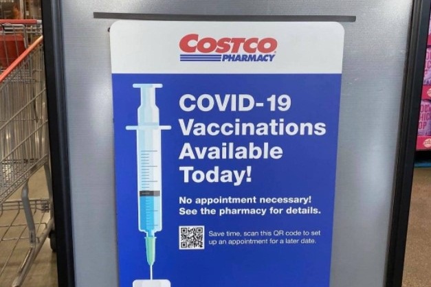 江啟臣在臉書發文分享，美國好市多已在賣場協助民眾接種疫苗的照片。（翻攝自江啟臣臉書）