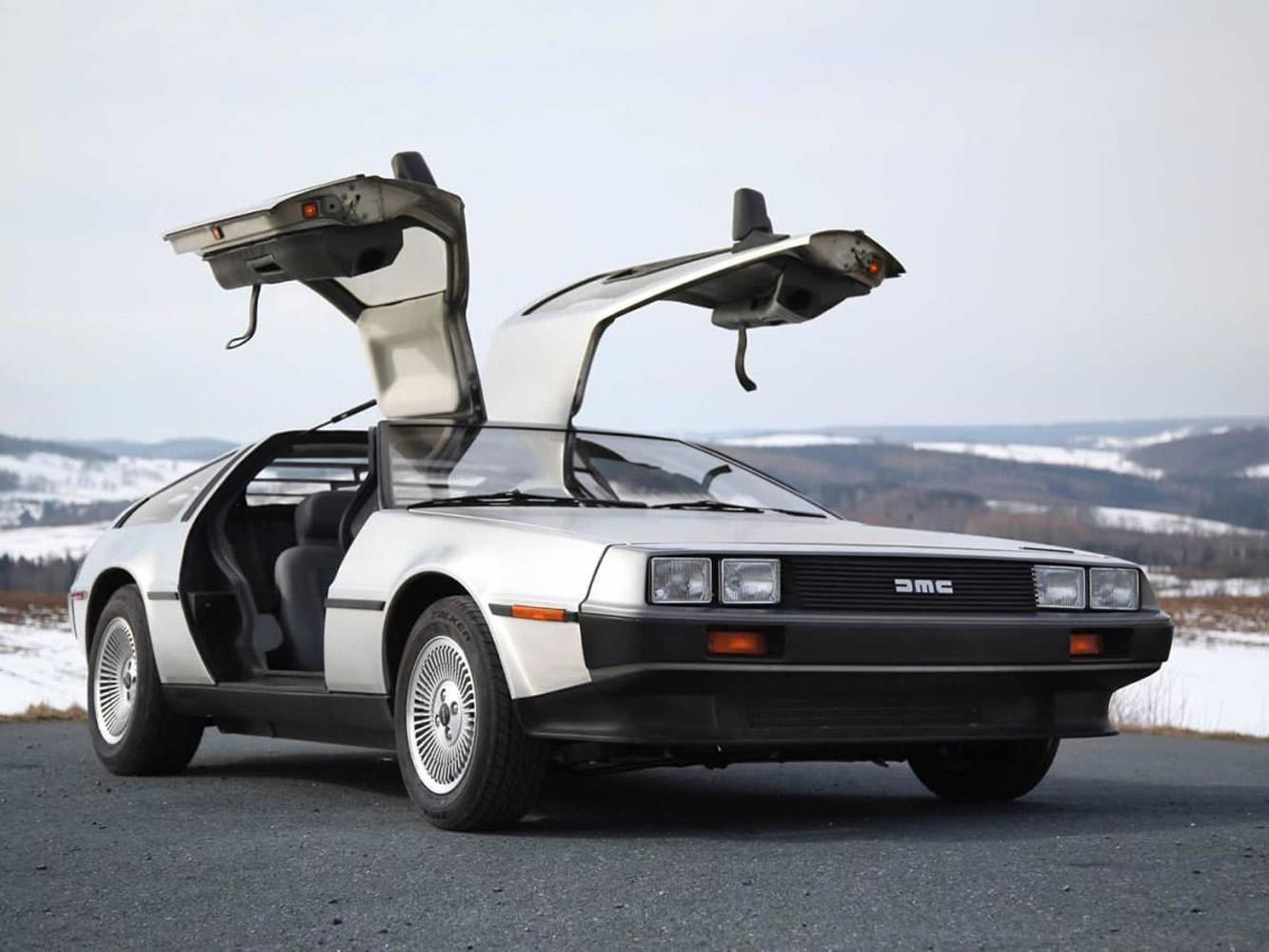 DeLorean DMC-12由義大利天王級汽車設計師Giorgetto Giugiaro設計、全車身以不鏽鋼打造,具備超流線車身與鷗翼式車門。