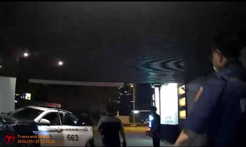 台中警方在西屯區某摩鐵查獲七名男女開毒趴，違法群聚。（翻攝畫面）