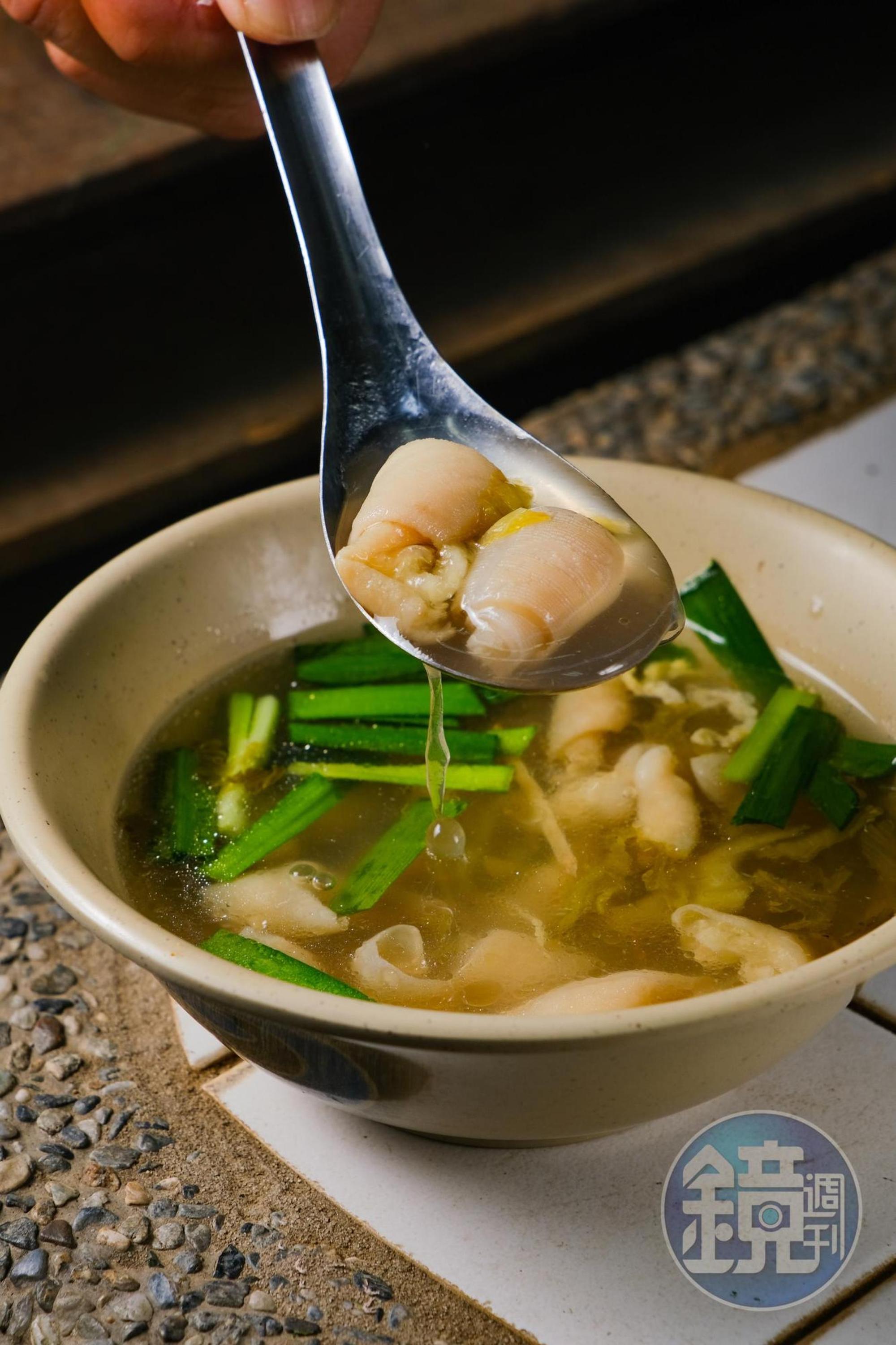 「脆腸湯」將下水處理得乾淨無異味，湯頭清鮮，頗能洗去口中油膩。（30元／碗）