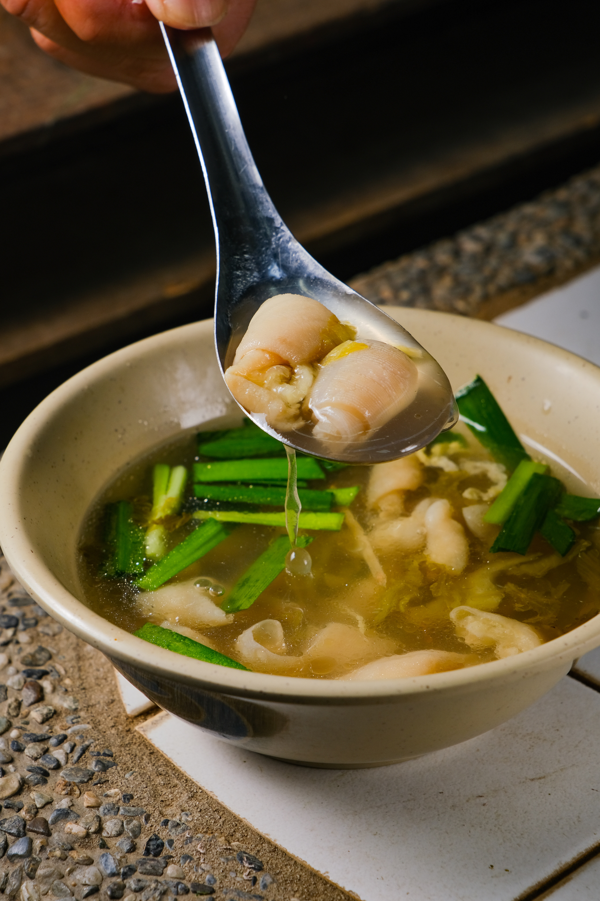 「脆腸湯」將下水處理得乾淨無異味，湯頭清鮮，頗能洗去口中油膩。（30元／碗）