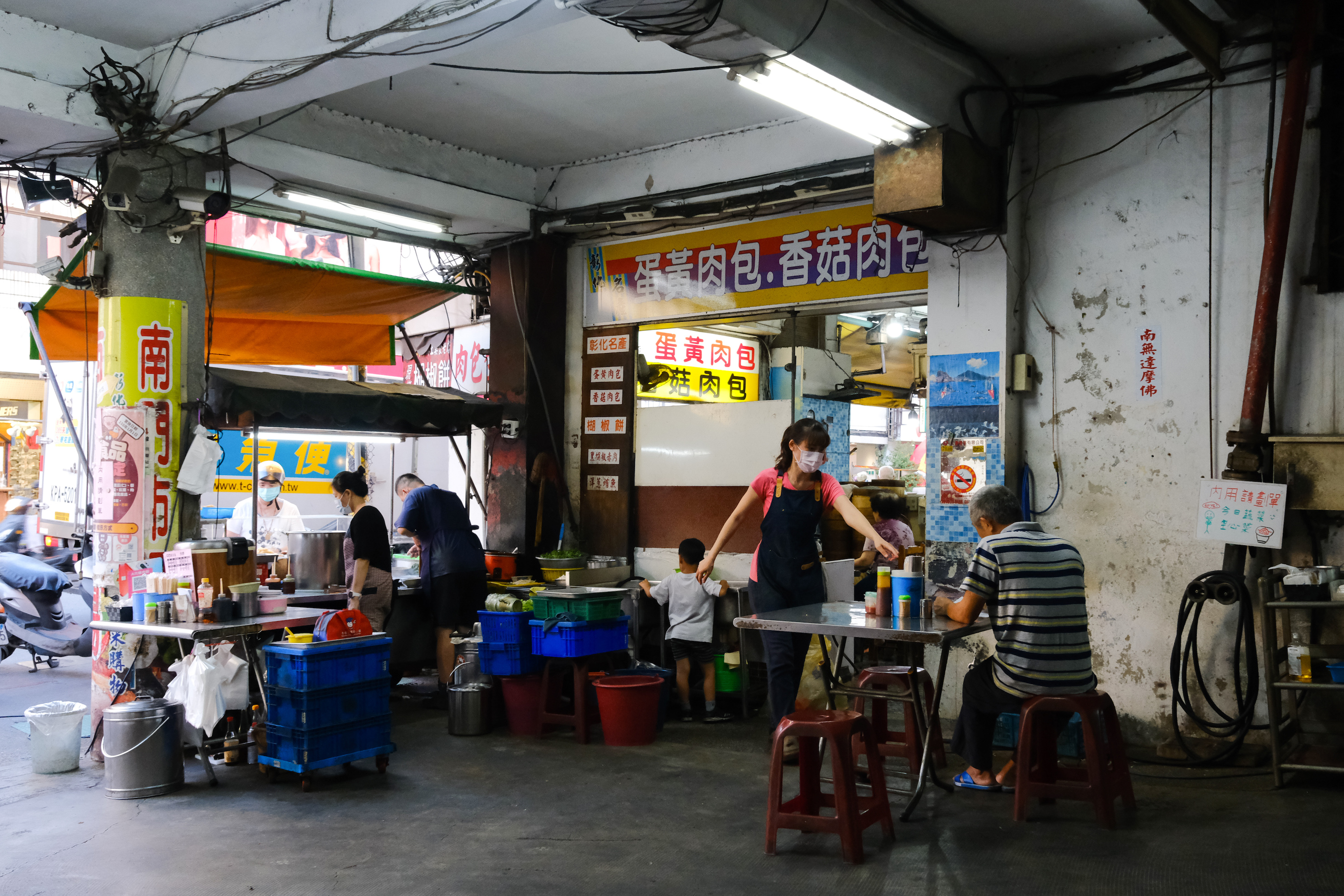 「A古爌肉飯」位於南門市場入口處，雖然招牌低調，肉香卻吸引來往行人。