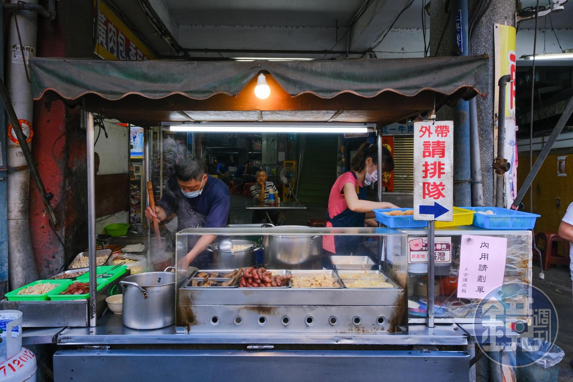 雖然每天下午5點才開始營業，但常客都知道想要保住心儀部位，得趁早來卡位。