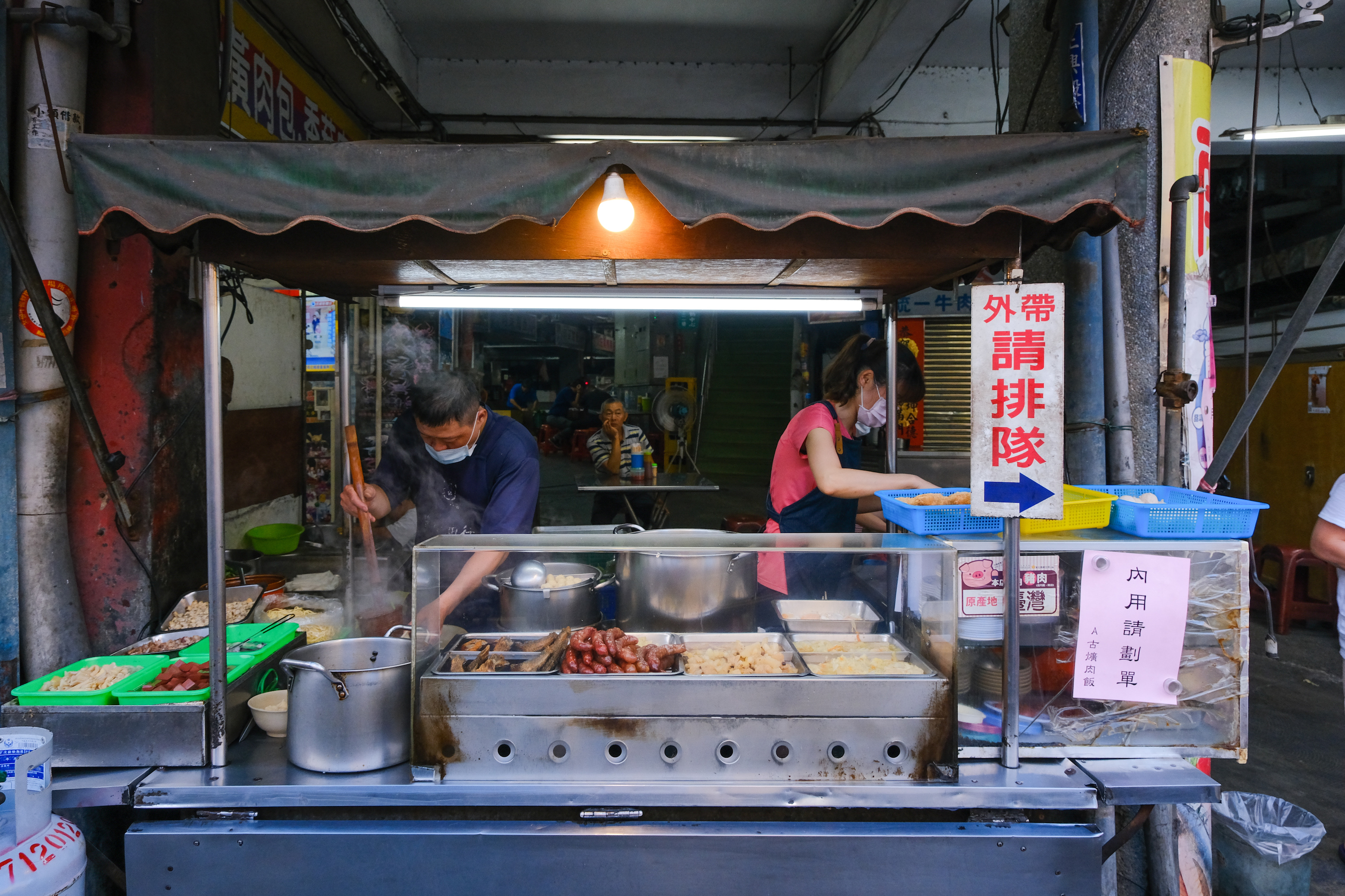 雖然每天下午5點才開始營業，但常客都知道想要保住心儀部位，得趁早來卡位。