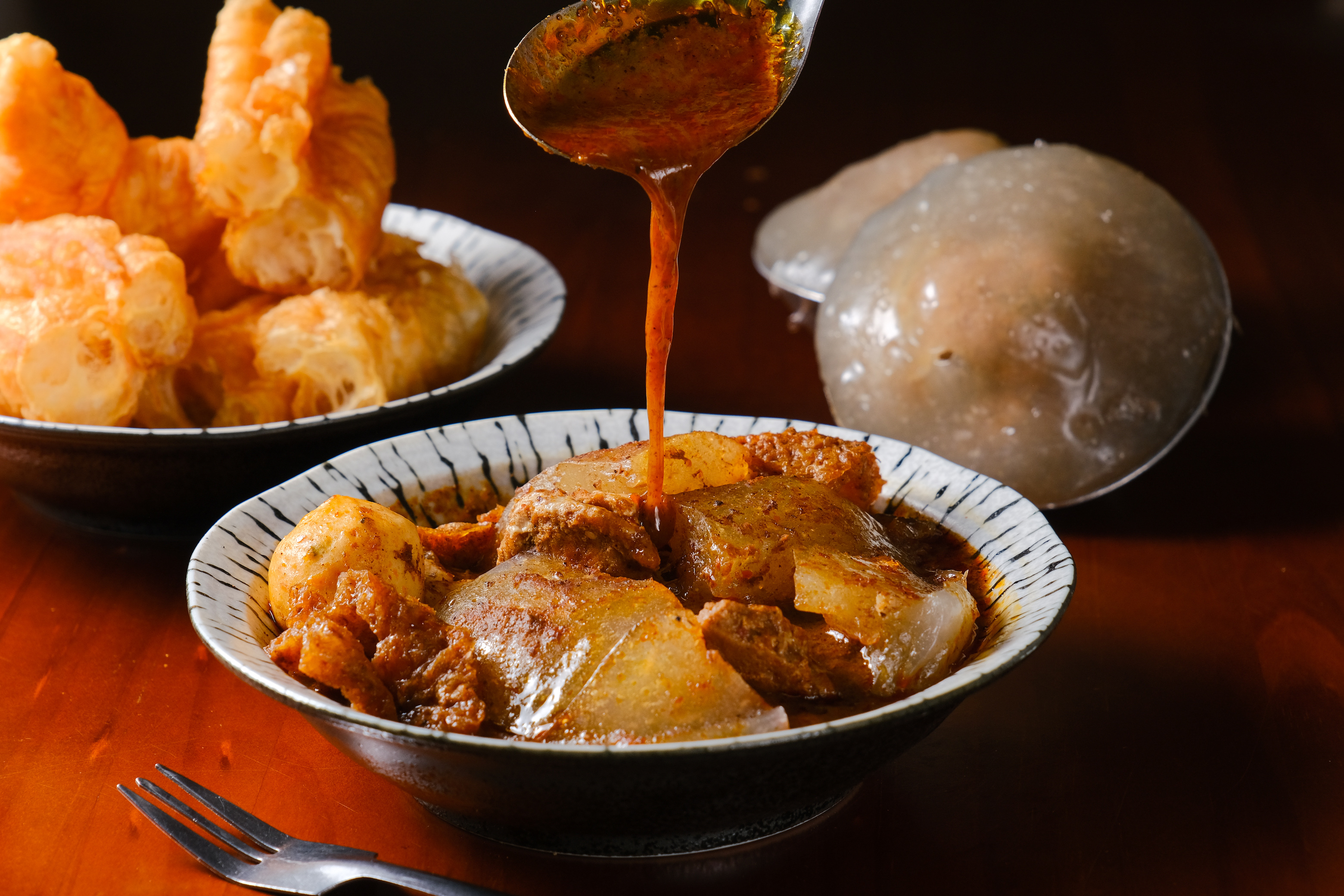 「麻辣肉圓」從香港麻辣魚蛋找到靈感，湯底香麻不辣，Q彈的爆豬皮與肉圓皮相當速配。（80元／份）