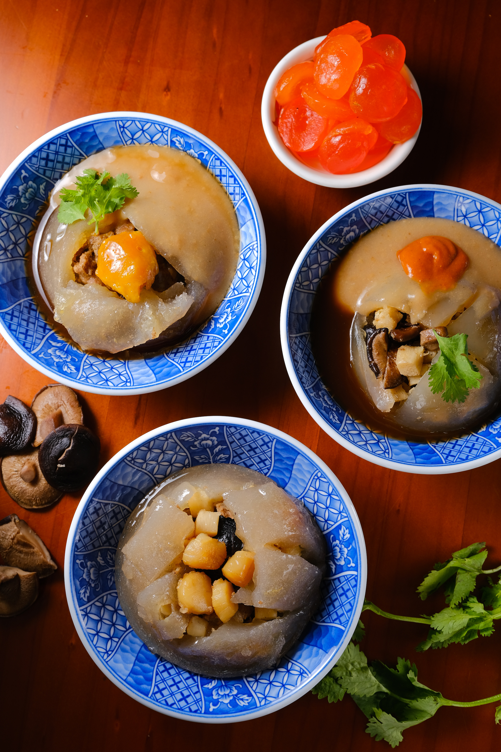 「香菇肉圓」（右上，45元／份）、「蛋黃肉圓」（左上，50元／份）、「干貝香菇肉圓」（下，75元／份）都是經典口味。