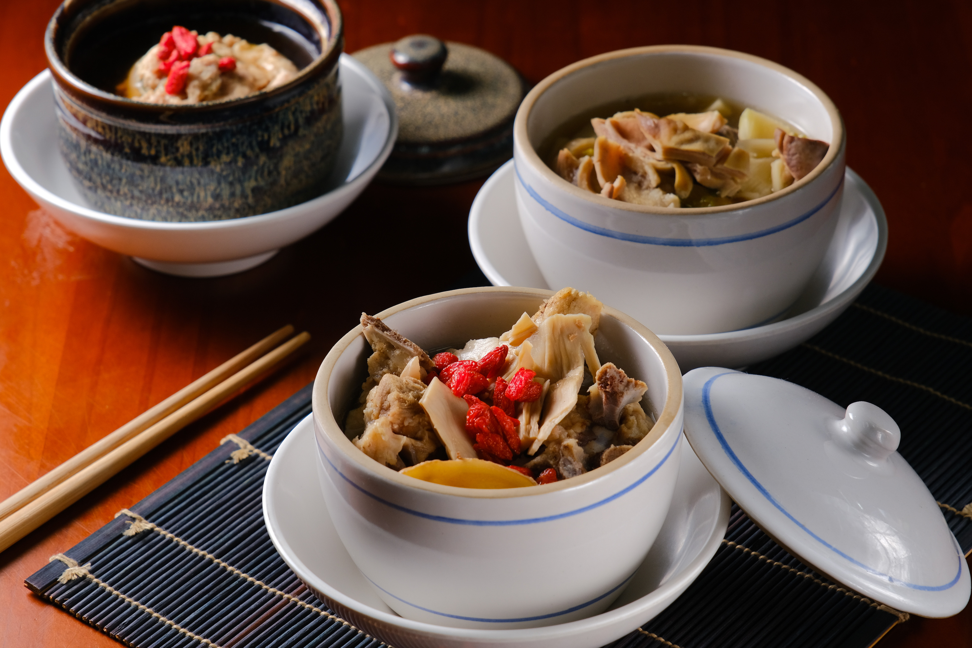 除了經典的「秘燉補氣龍髓盅」（左，75元／盅），當季的「杏鮑菇子排盅」（中，50元／盅）、「阿嬤酸菜豬肚盅」（右，50元／盅）也值得一嘗。