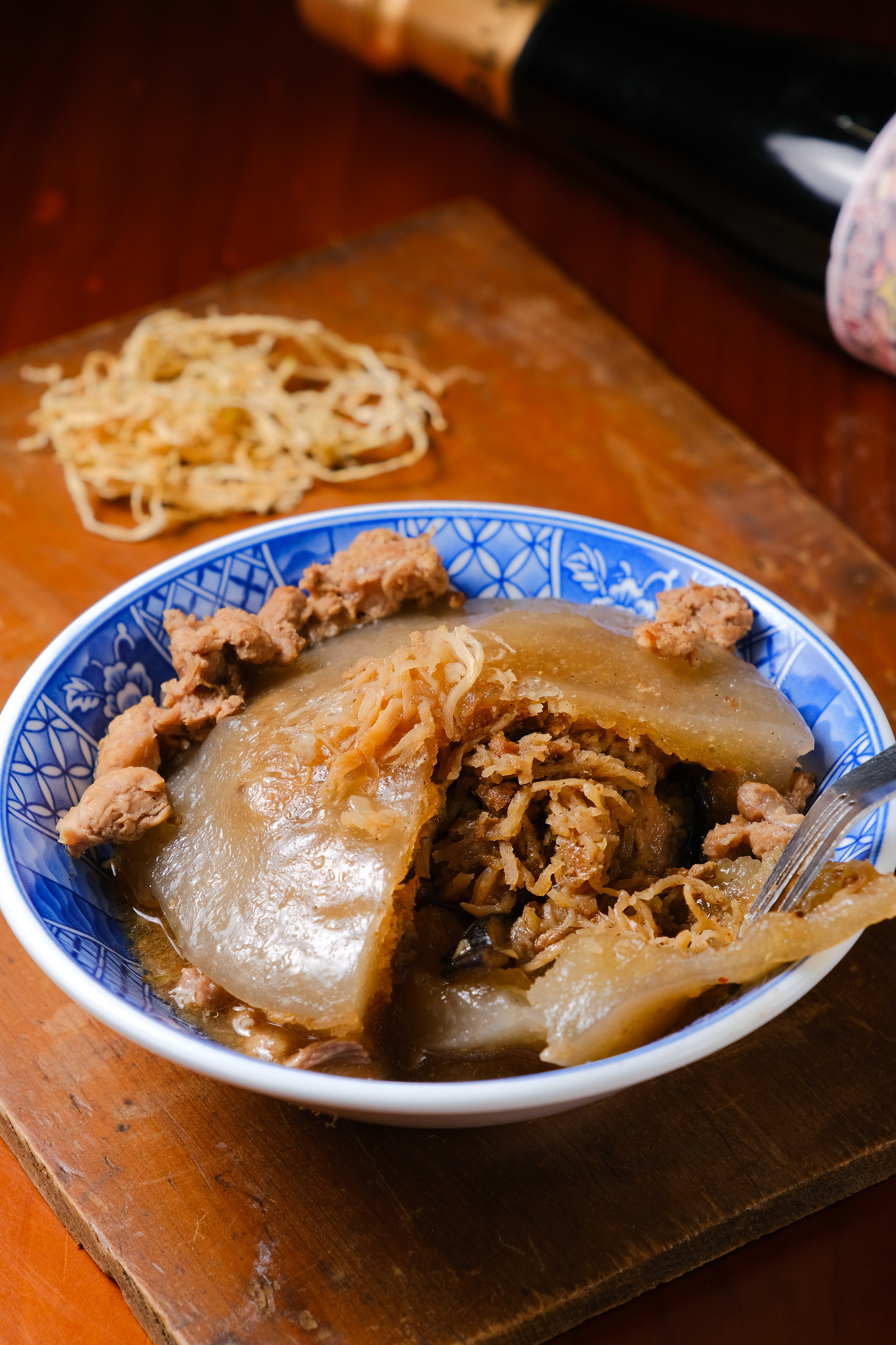 「爺爺菜圃米肉圓」用苗栗日曬菜脯絲做出令人懷念的鹹甘古早味。（65元／份）