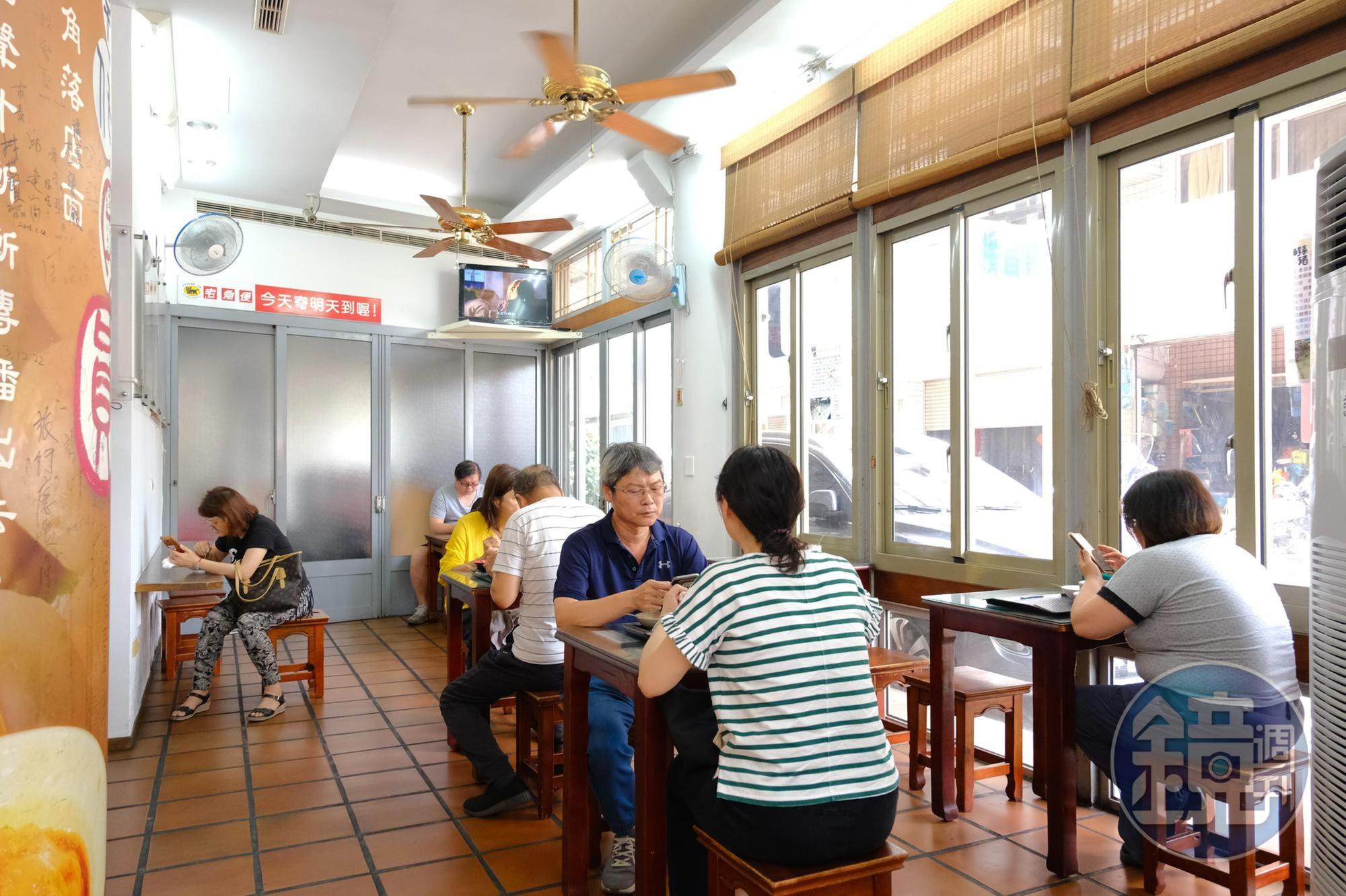 店內的桌椅和地磚帶點古早風情。