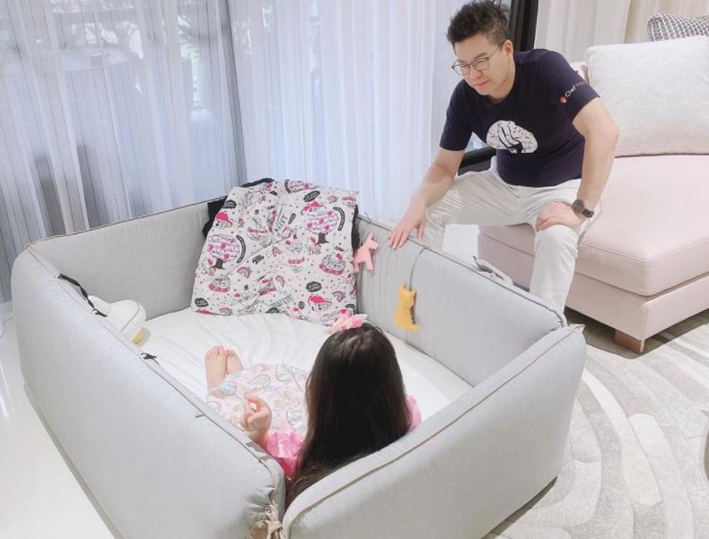 沈玉琳開直播和粉絲一起收看他主持的《11點熱吵店》，首度在鏡頭前曝光剛搬的新家。（TVBS）