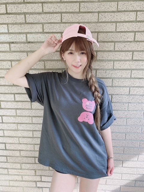 宅在家的解婕翎幸運無需為吃的煩惱，幸好家中有不少粉絲送的泡麵乾拌麵來陪伴她。（17LIVE提供）