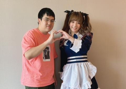 解婕翎(右)和6tan常搭檔主持及合作拍攝YT影片,工作默契絕佳。(17LIVE提供)