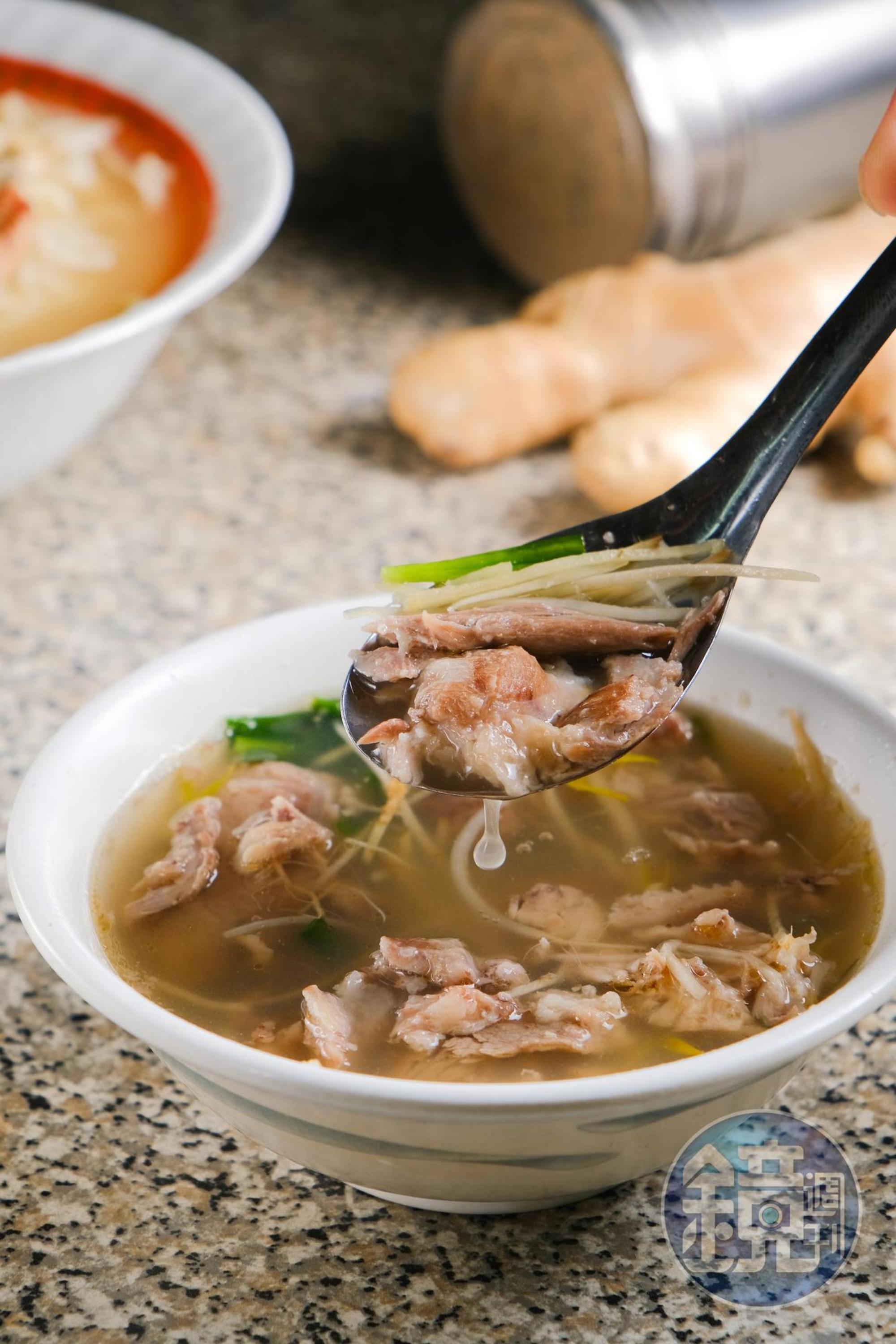 手剝的「骨仔肉湯」是自家熬湯的店家才有的專利，肉香中帶點膠質脆口。（40元／碗）