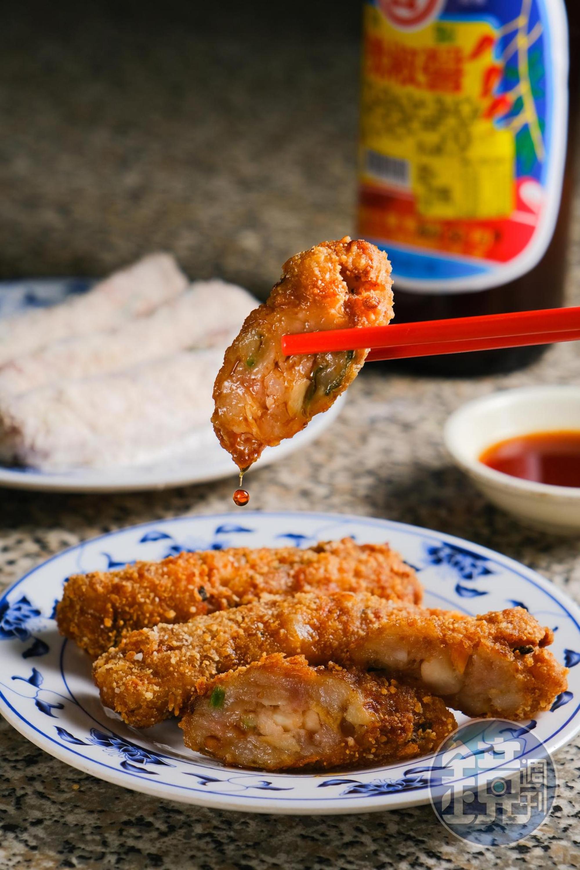 「雞卷」麵衣酥脆噴香，內餡的筍丁、荸薺讓口感生動有趣，蘸醋吃更清爽。（20元／卷）