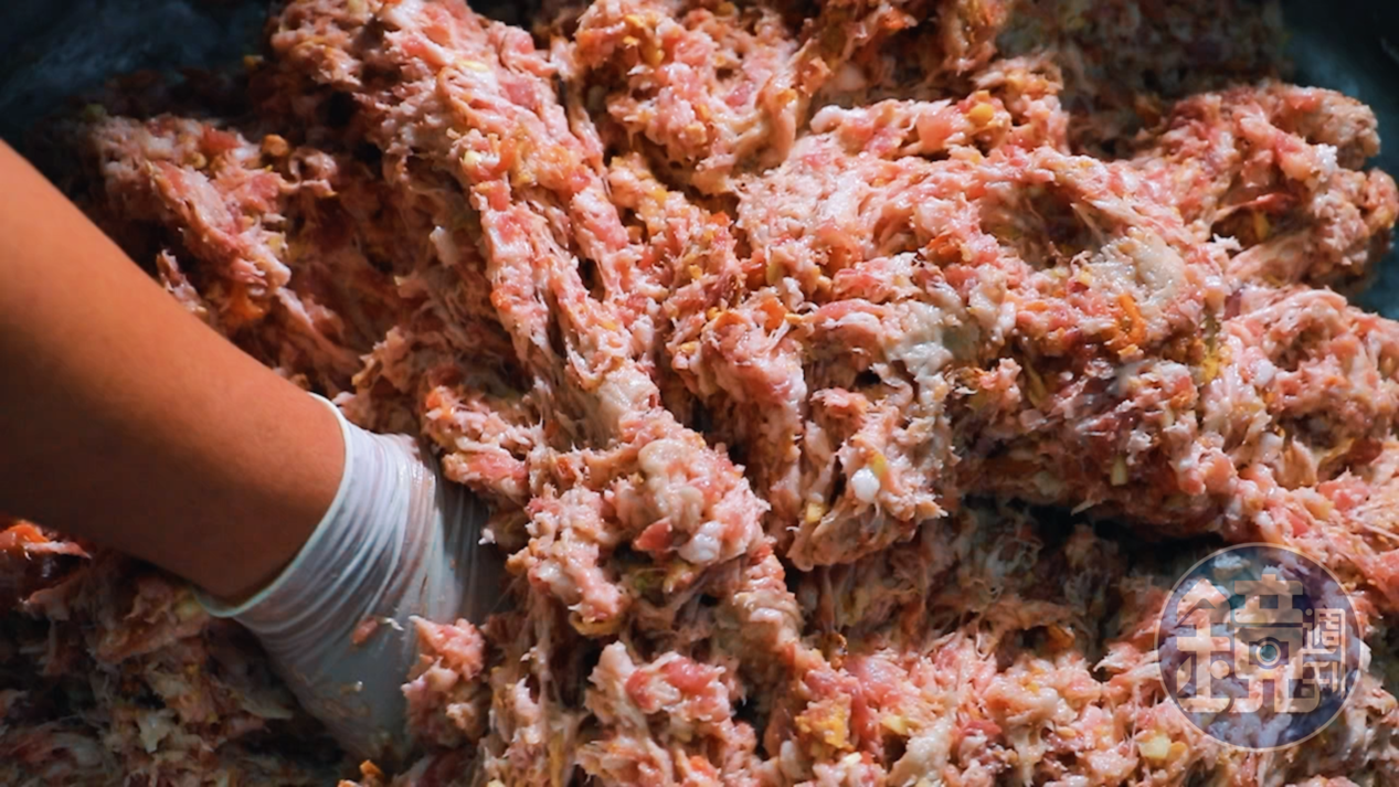 豬後腿肉打成的餡中還加了油蔥、金鉤蝦提味。