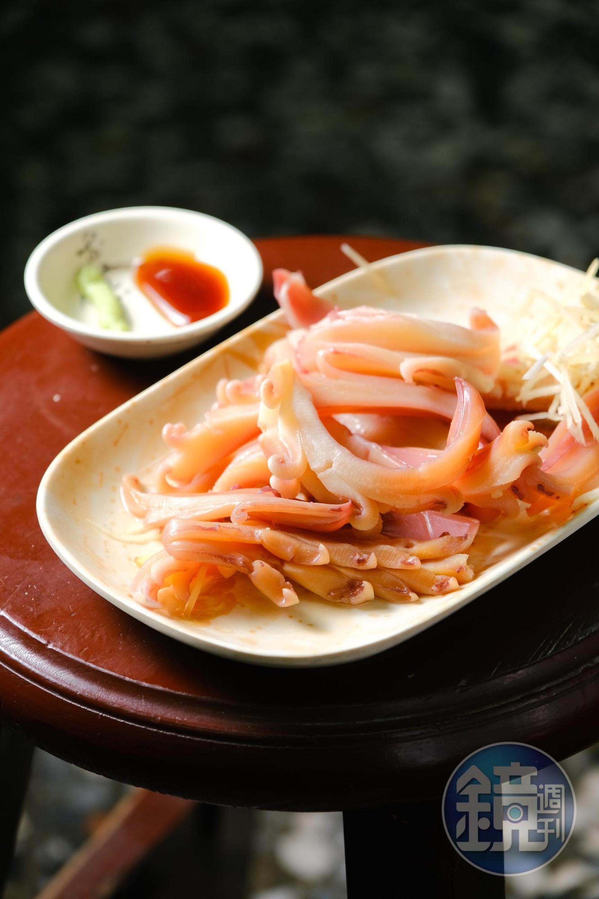 「燙魷魚」也是相當受歡迎的小菜，蘸滿芥末醬油，直衝腦門的嗆感很過癮。（70元／份）