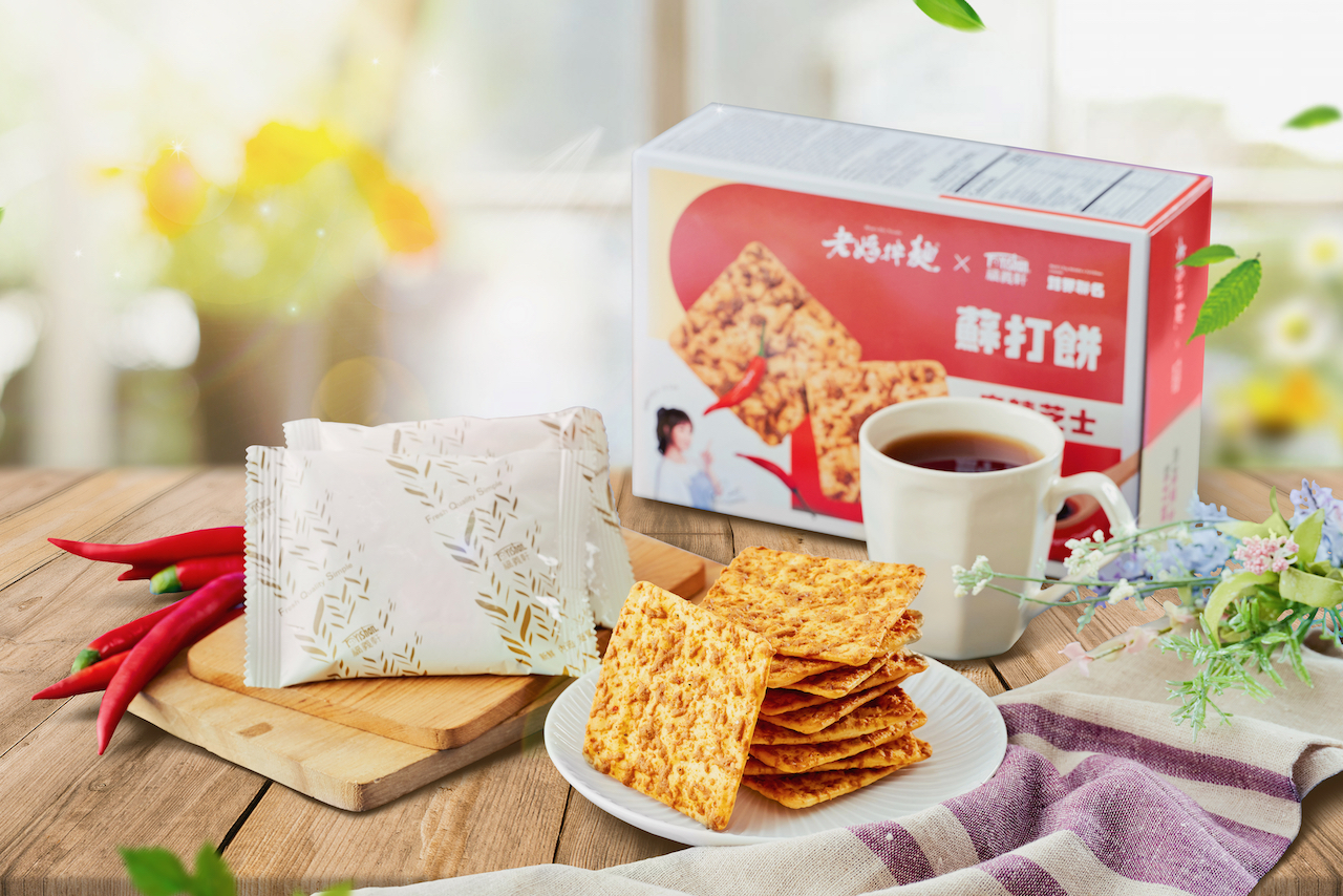 「老媽家」與「福義軒」首款聯名產品「麻辣芝士蘇打餅」，主打大人味。（228元／盒，老媽家提供）