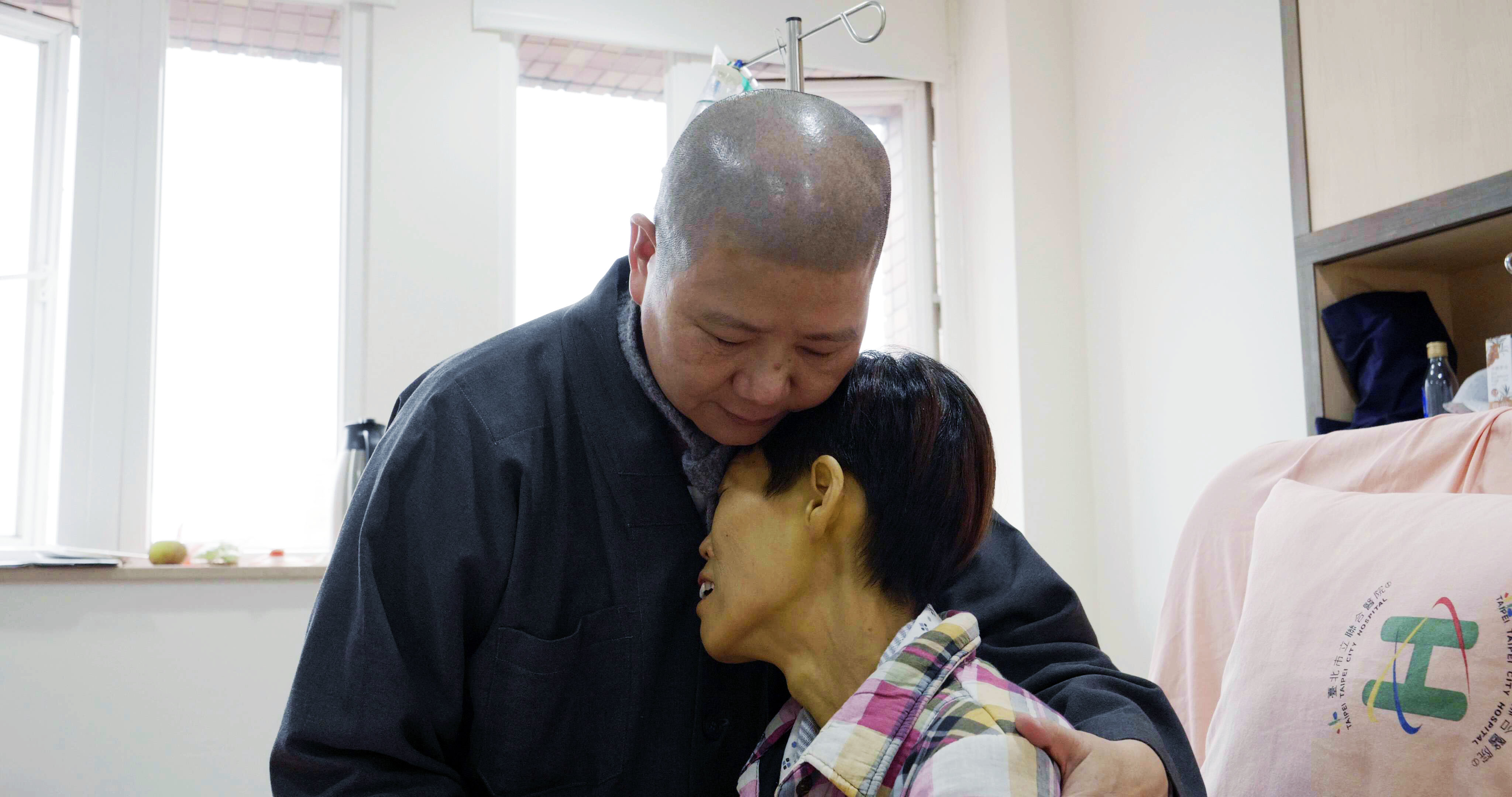 紀錄片《回眸》探討以宗教力量提供末期病人「靈性照顧」，幫助他們克服對死亡的恐懼，圓滿離世。（大悲學苑提供）