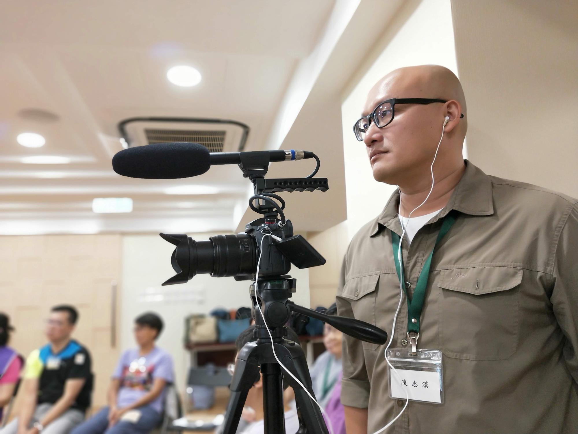 導演陳志漢歷時兩年記錄三位末期病人生命中最後一段路,鏡頭下的影像得來不易。(大悲學苑提供)
