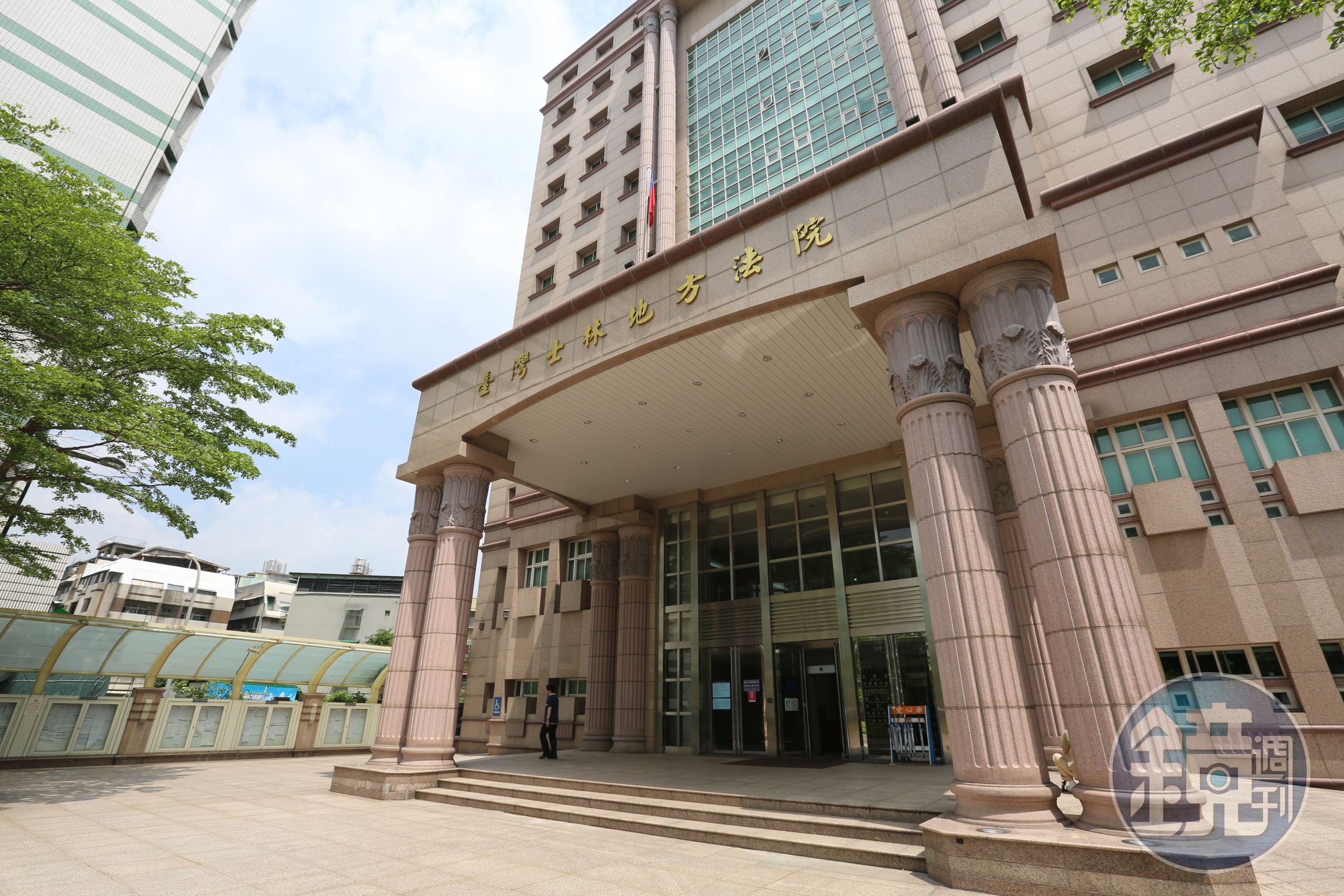 台北地檢署緝毒組檢察官指揮台中警方跨區偵辦一起販毒案，在士林地院外的汽車美容店進行圍捕可疑人犯。（本刊資料照）