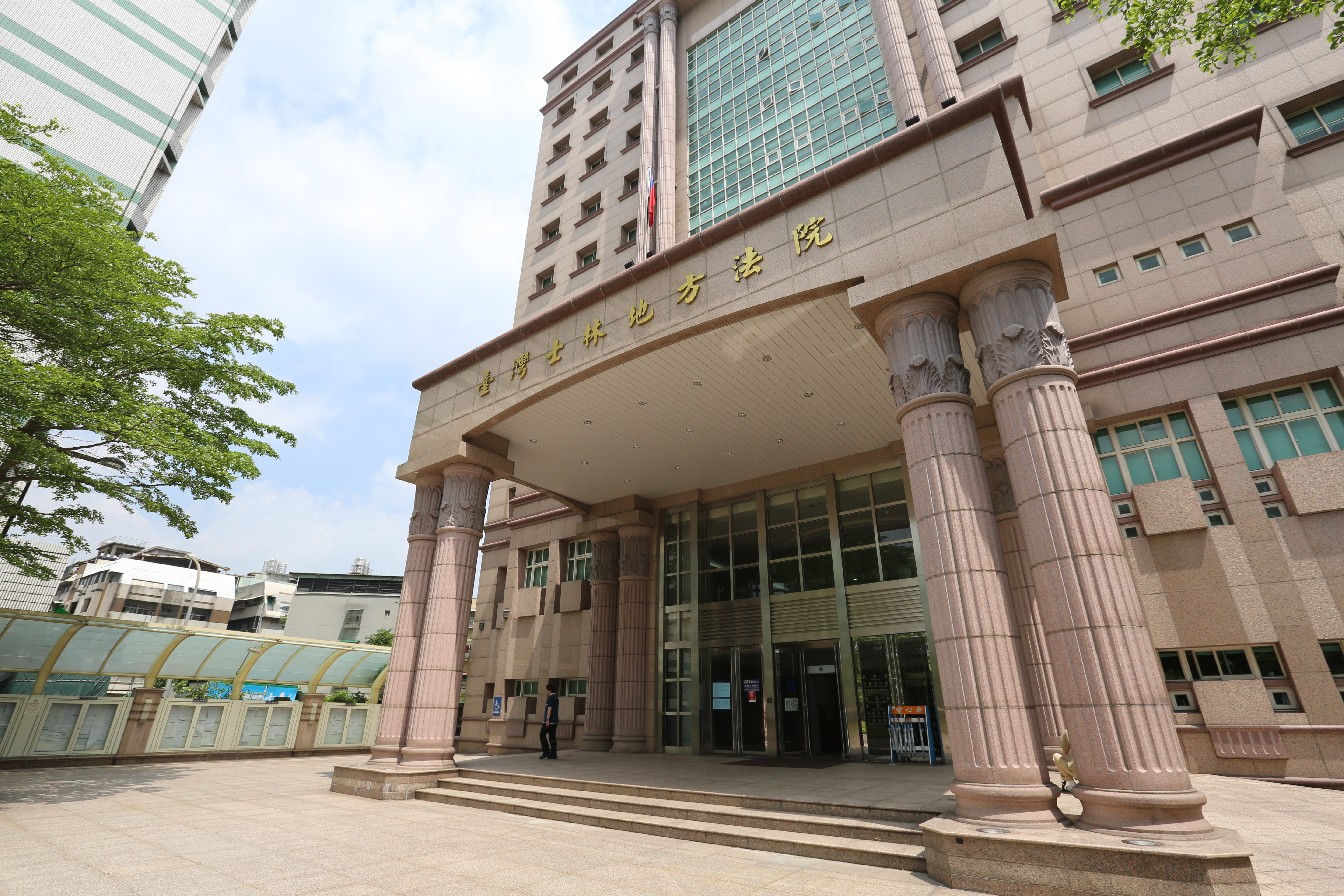 台北地檢署緝毒組檢察官指揮台中警方跨區偵辦一起販毒案，在士林地院外的汽車美容店進行圍捕可疑人犯。（本刊資料照）