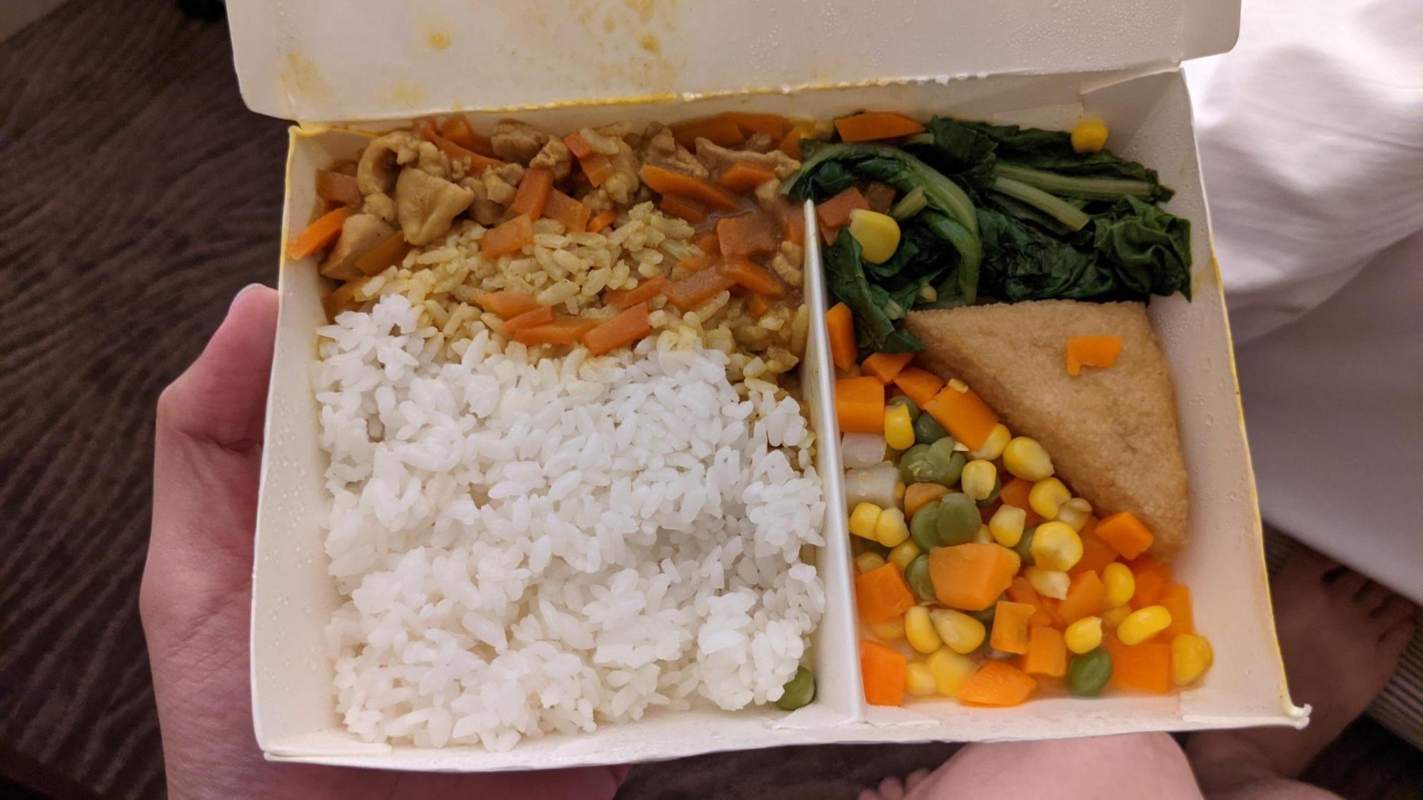 「咖哩三色豆便當」引起網友集體崩潰。(翻攝自吳崢臉書)