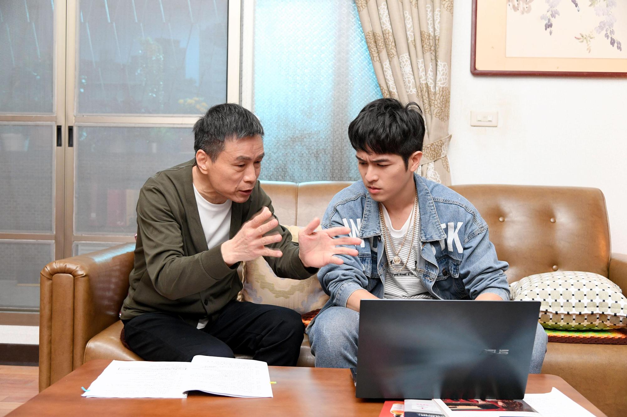 李天柱(左)在《三隻小豬的逆襲》中與林孫煜豪(右)飾演父子。(三立提供)