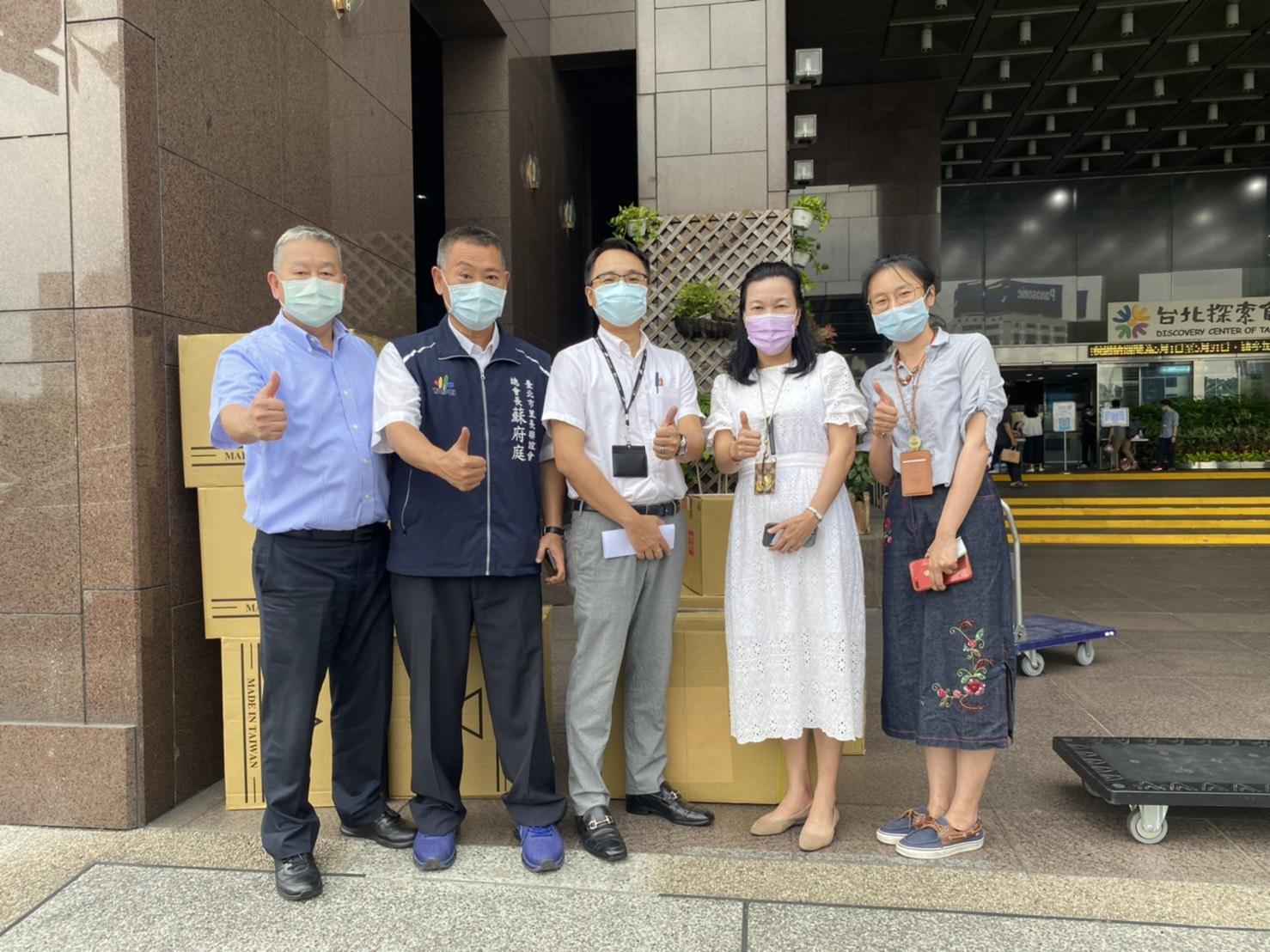 薇閣基金會捐贈防疫護目鏡及口罩給雙北地區,圖中為薇閣基金會主任蔡中信(左一),台北市里長聯誼會會長蘇府庭(左二),薇閣校友徐宏志(中),台北市副市長黃珊珊辦公室主任朱又珍(右二)。(薇閣基金會提供)