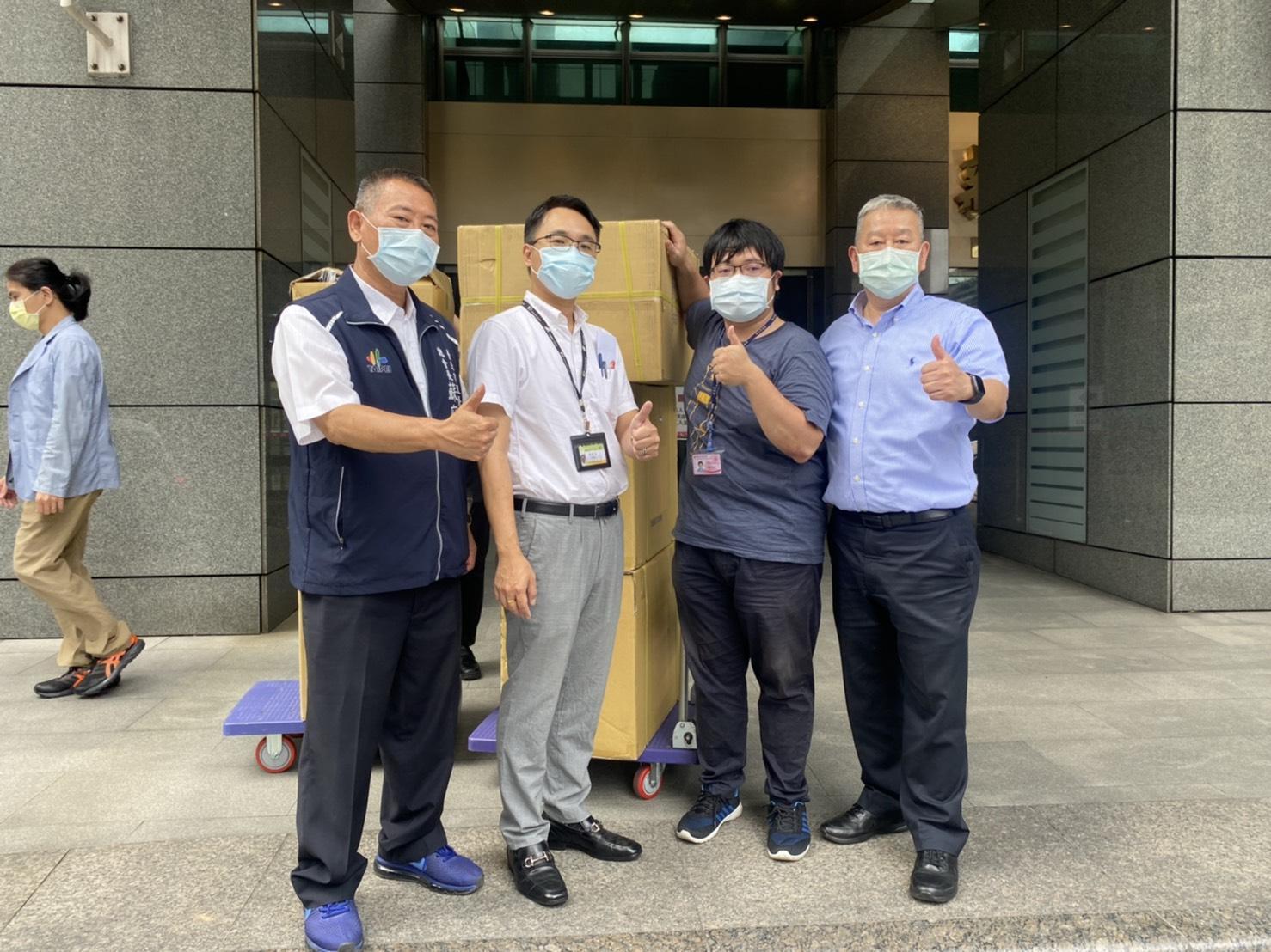 蘇府庭(左一)、徐宏志(左二)、蔡中信(右一)、新北市社會局專員(右二)。(薇閣基金會提供)