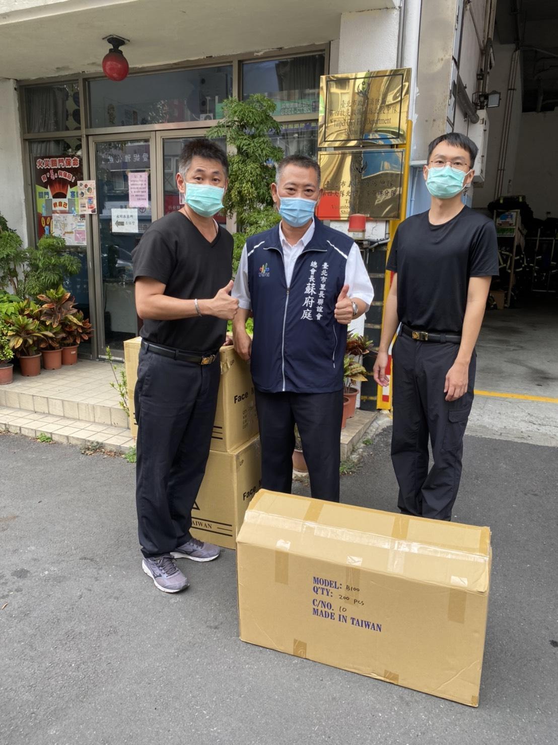 薇閣基金會捐贈防疫護目鏡200支及口罩4千個給士林、北投兩區的消防隊,圖為蘇府庭會長(中),台北市消防局北投中隊(左、右)。(薇閣基金會提供)