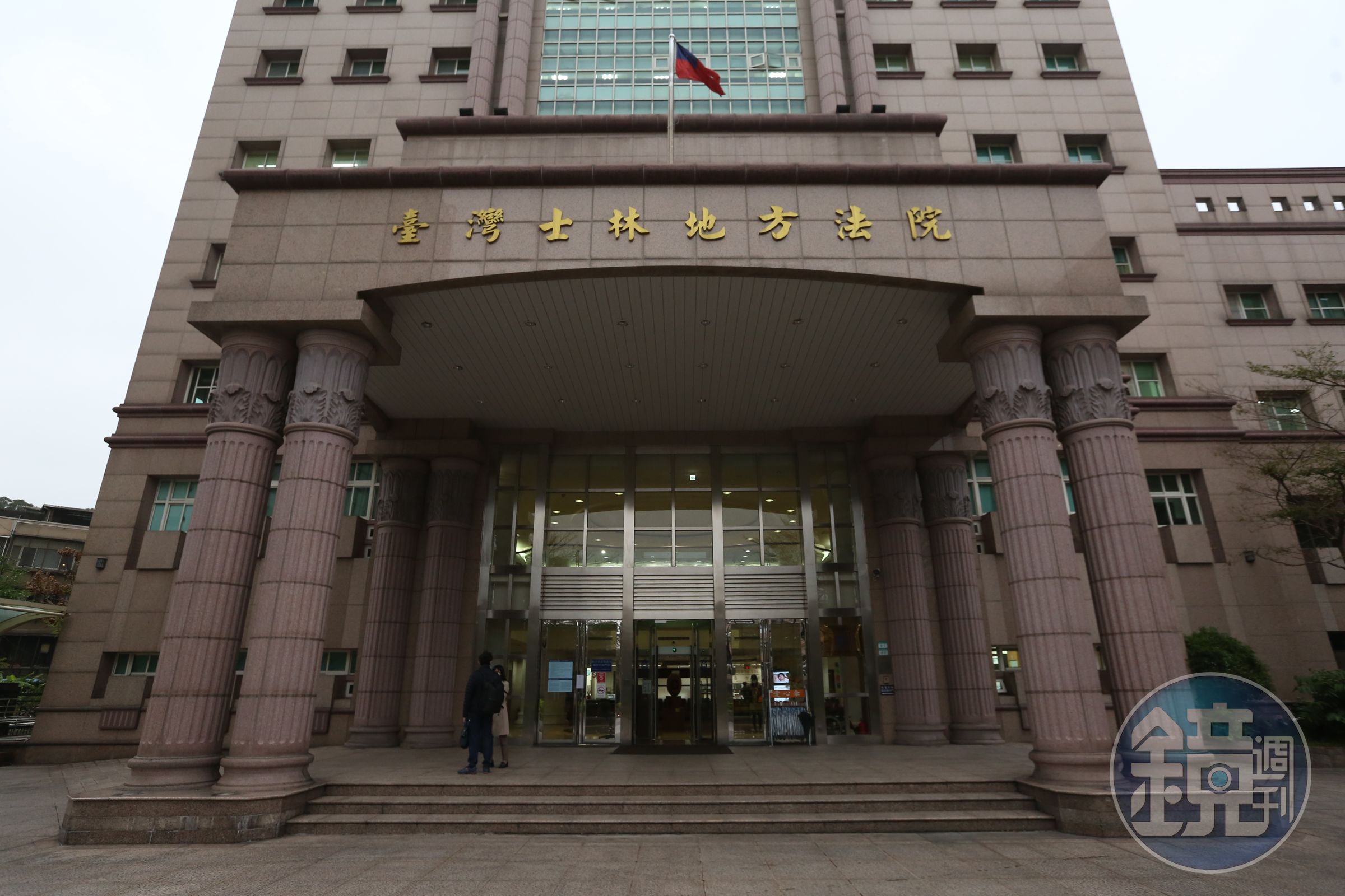 台北市內湖一名蘇姓婦人日前違規穿越車道，因不配合值勤員警攔查遭裁罰。
