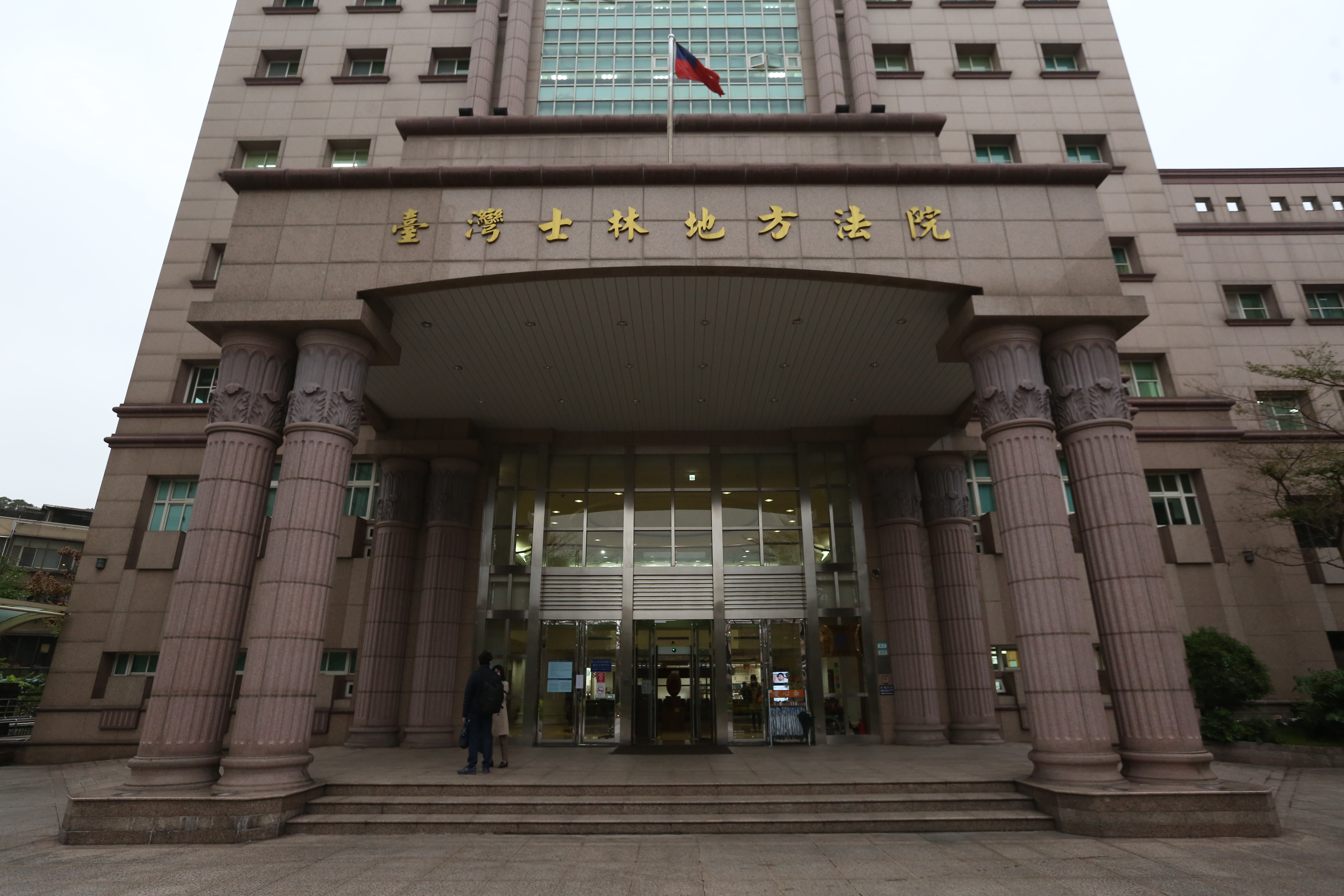 台北市內湖一名蘇姓婦人日前違規穿越車道，因不配合值勤員警攔查遭裁罰。