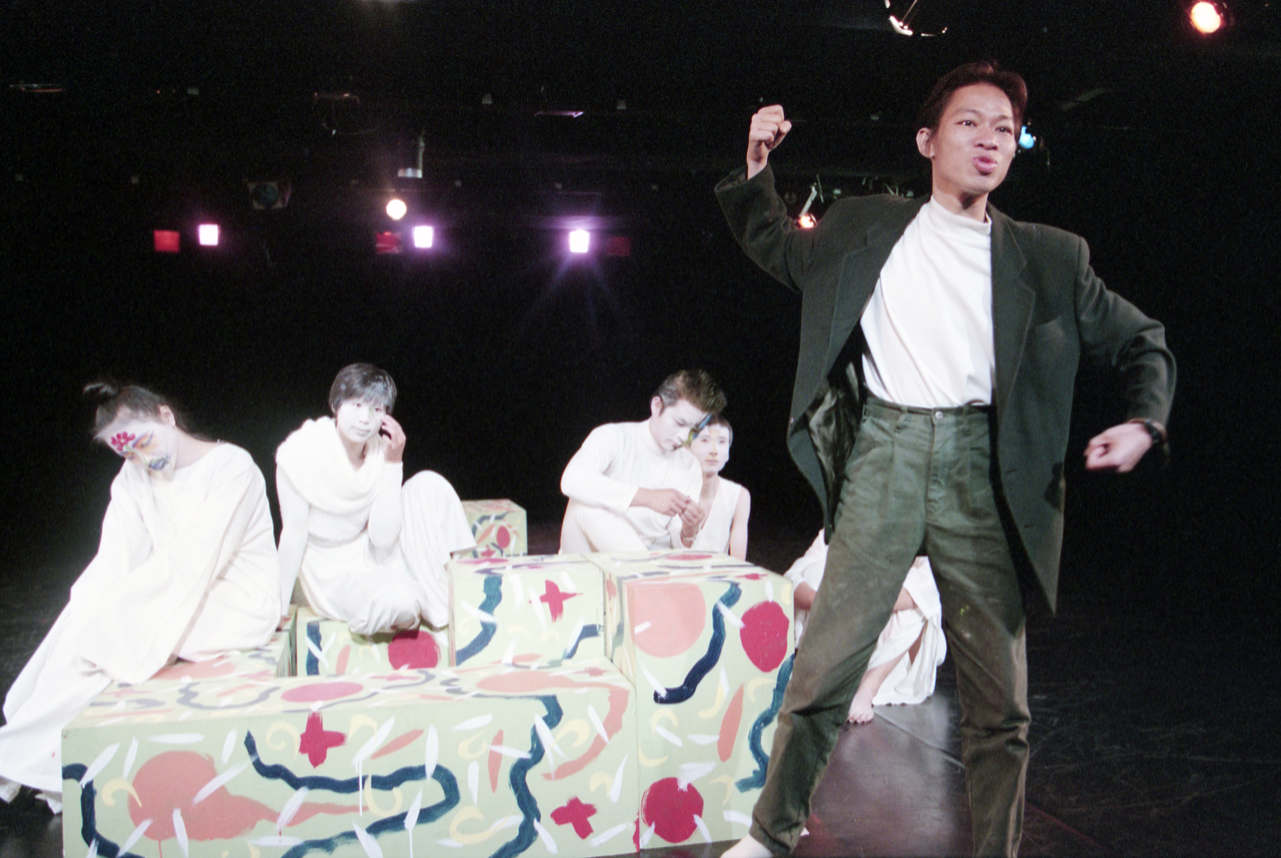 田啟元（右）與其劇作《毛屍》，此為1996年4月在文建會研討會上的片段回顧演出，4個月後田啟元就病逝。左二為詹慧玲，演員左四穿無袖白衣者為祁家威。（聯合知識庫）