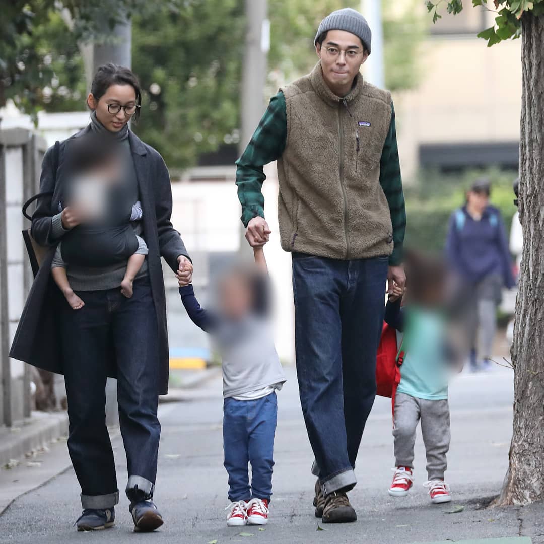東出昌大與杏婚後育有3個小孩，而日媒傳出他只願付給1個孩子每月1萬日幣的撫養費。（網路圖片）