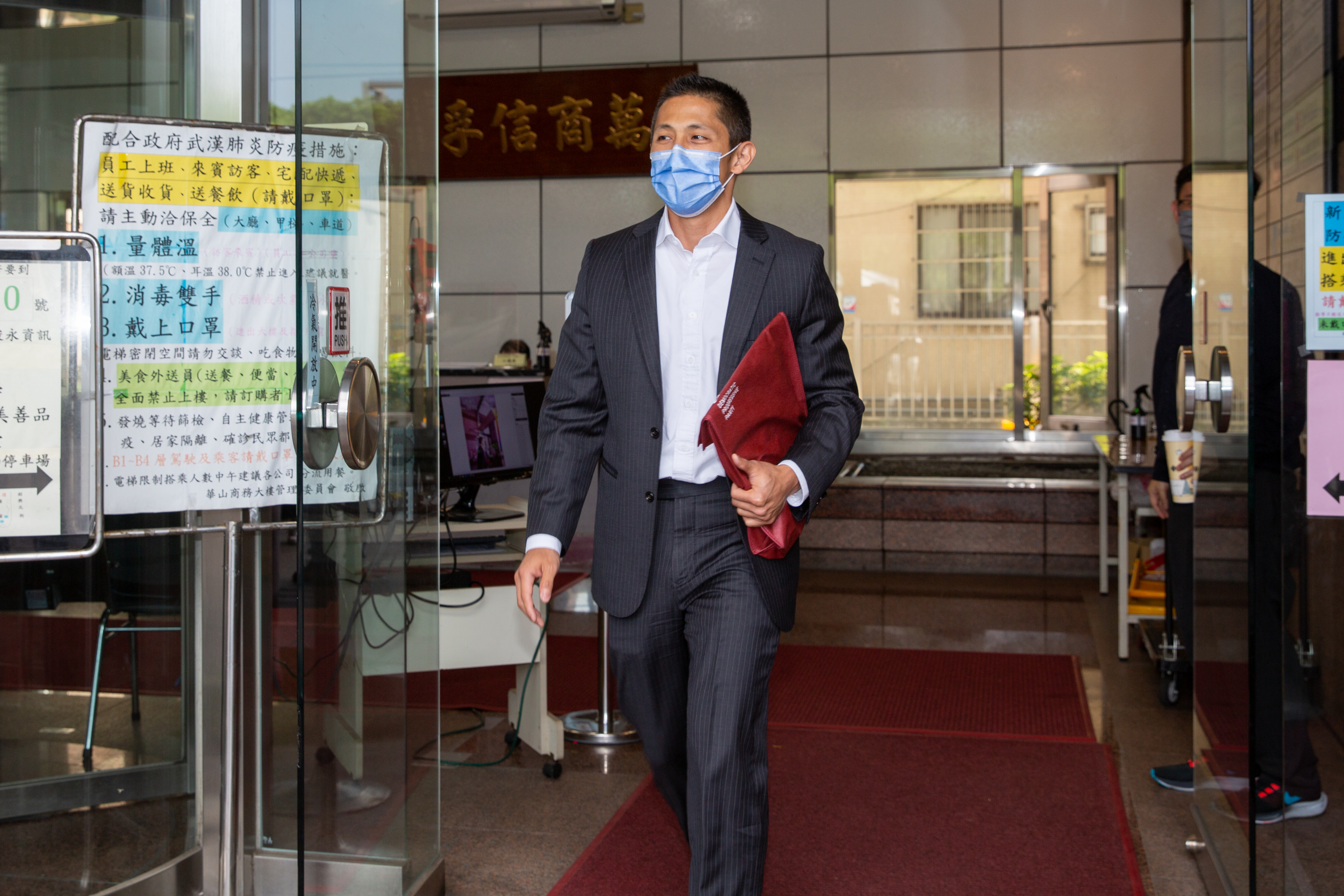 不少中小企業及攤商生意受到疫情影響，吳怡農於臉書透露，今天立法院將討論下一波的紓困方案。（本刊資料照）